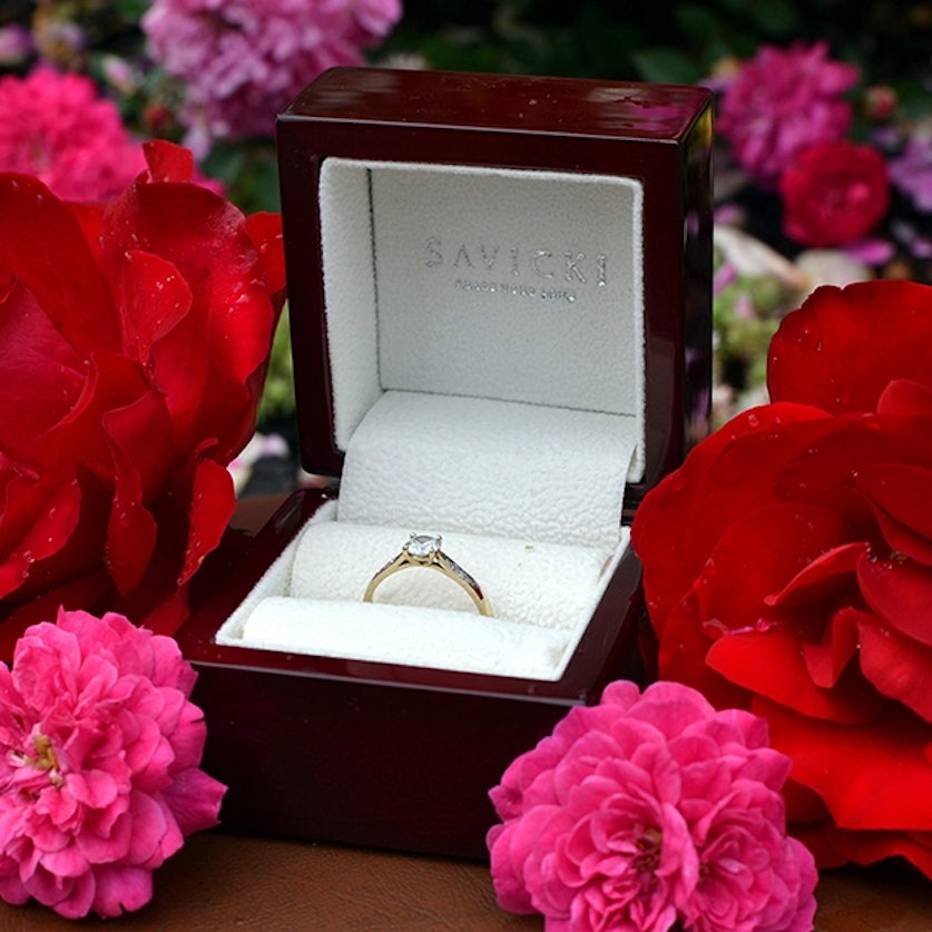 Ile róż na zaręczyny? | Co oznacza 108 róż?