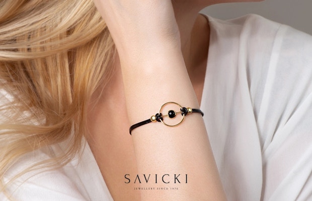 Na której ręce nosi się bransoletkę damską?