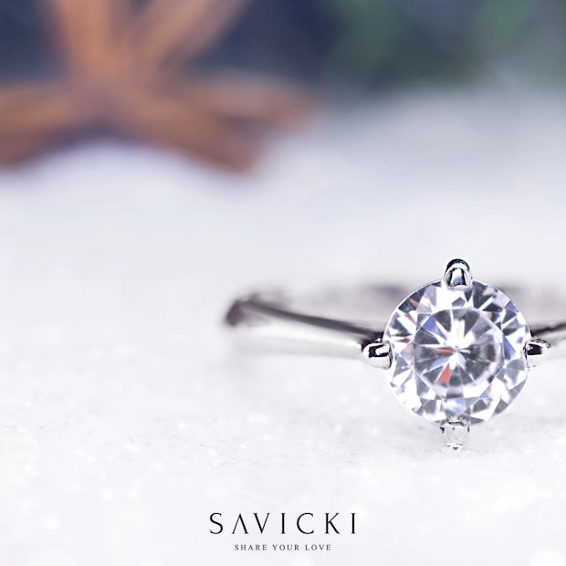 Jak się nosi pierścionek zaręczynowy przed i po ślubie?