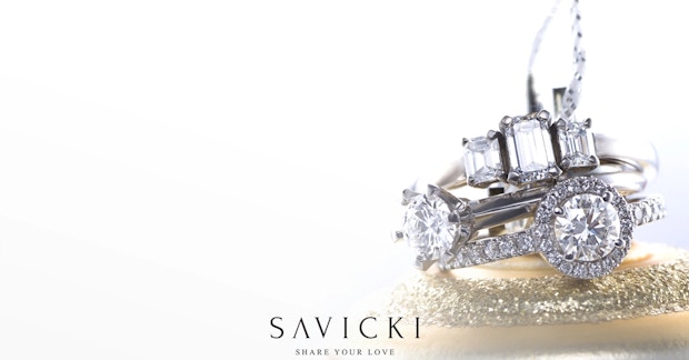 Co zrobić z pierścionkiem zaręczynowym w dniu ślubu?