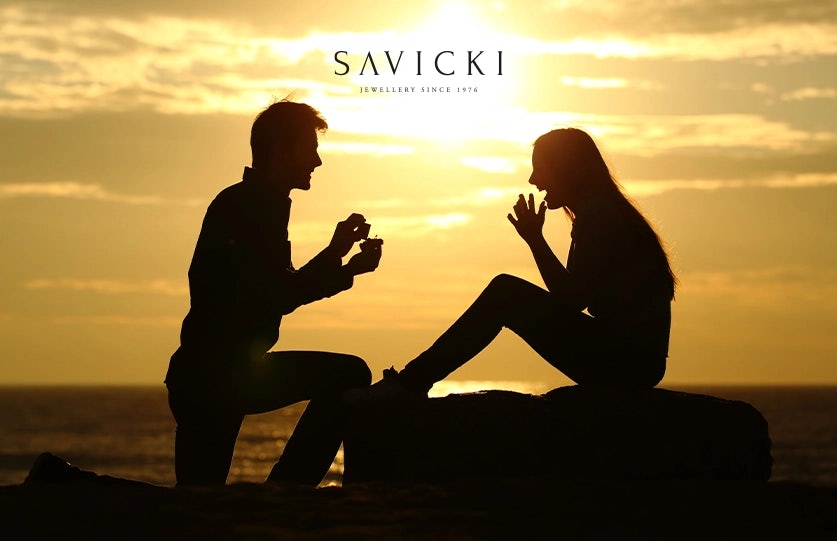 Na które kolano się klęka przy zaręczynach?