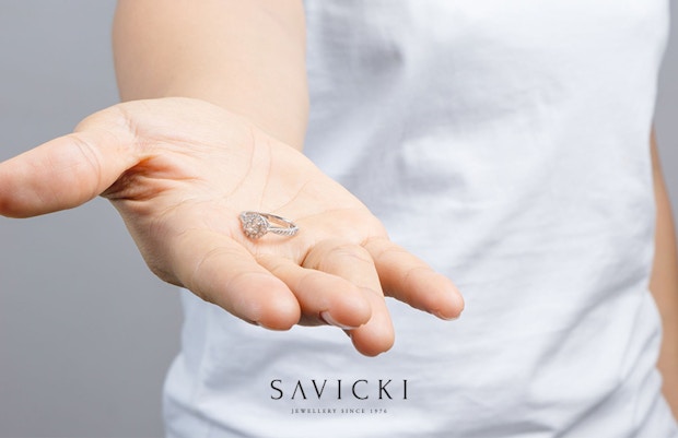Jak zdjąć pierścionek ze spuchniętego palca?