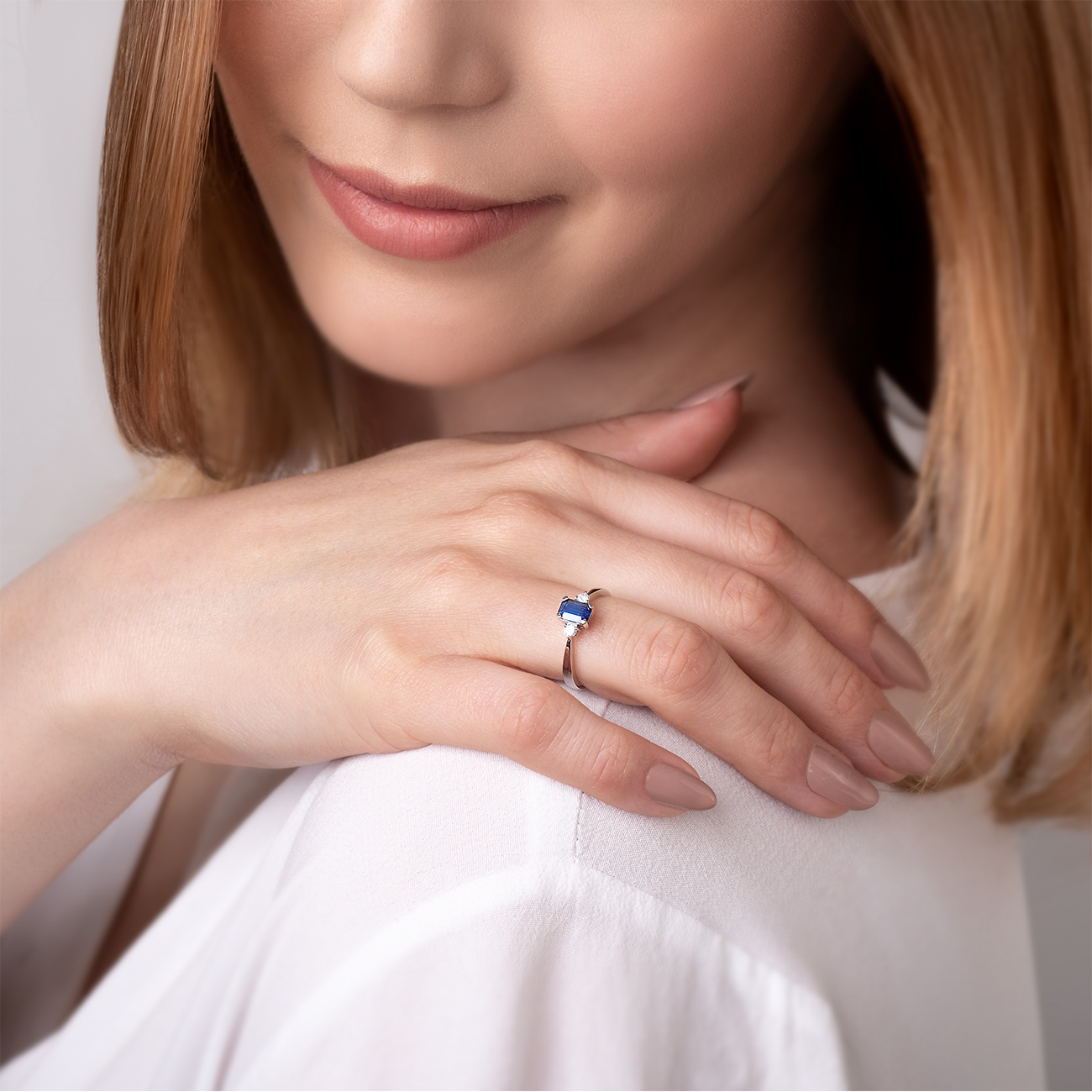 Verlobungsring Savicki: Weißgold, Blauer Saphir, Diamanten