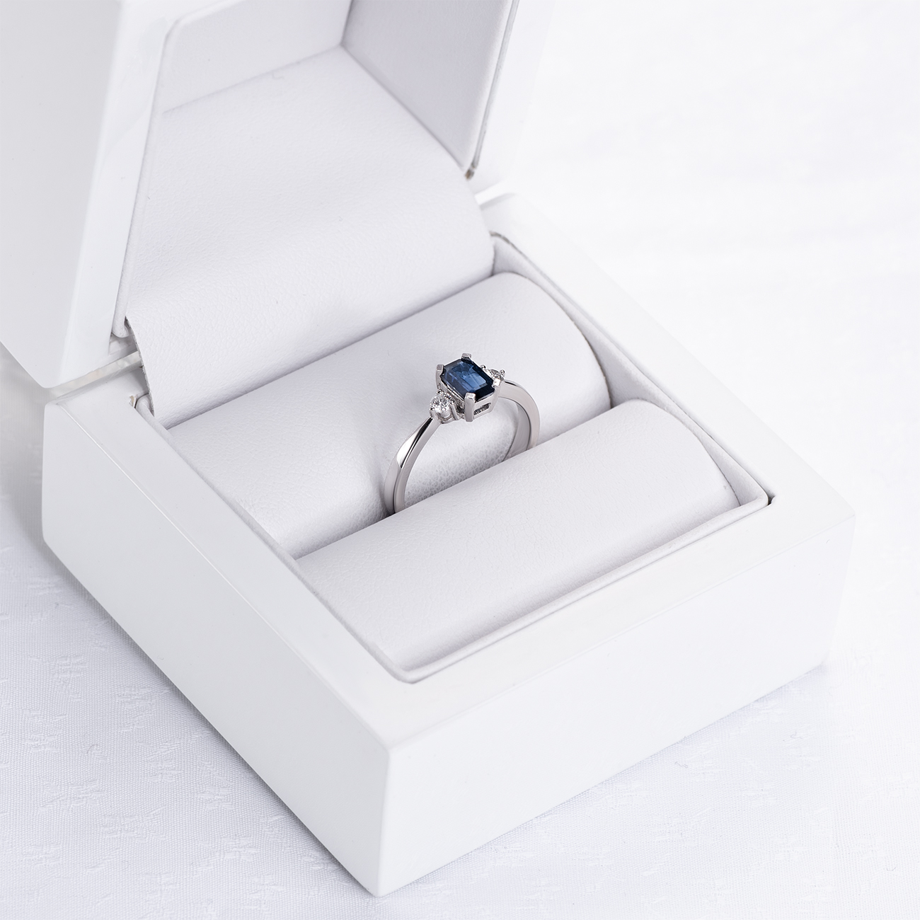 Verlobungsring Savicki: Weißgold, Blauer Saphir, Diamanten