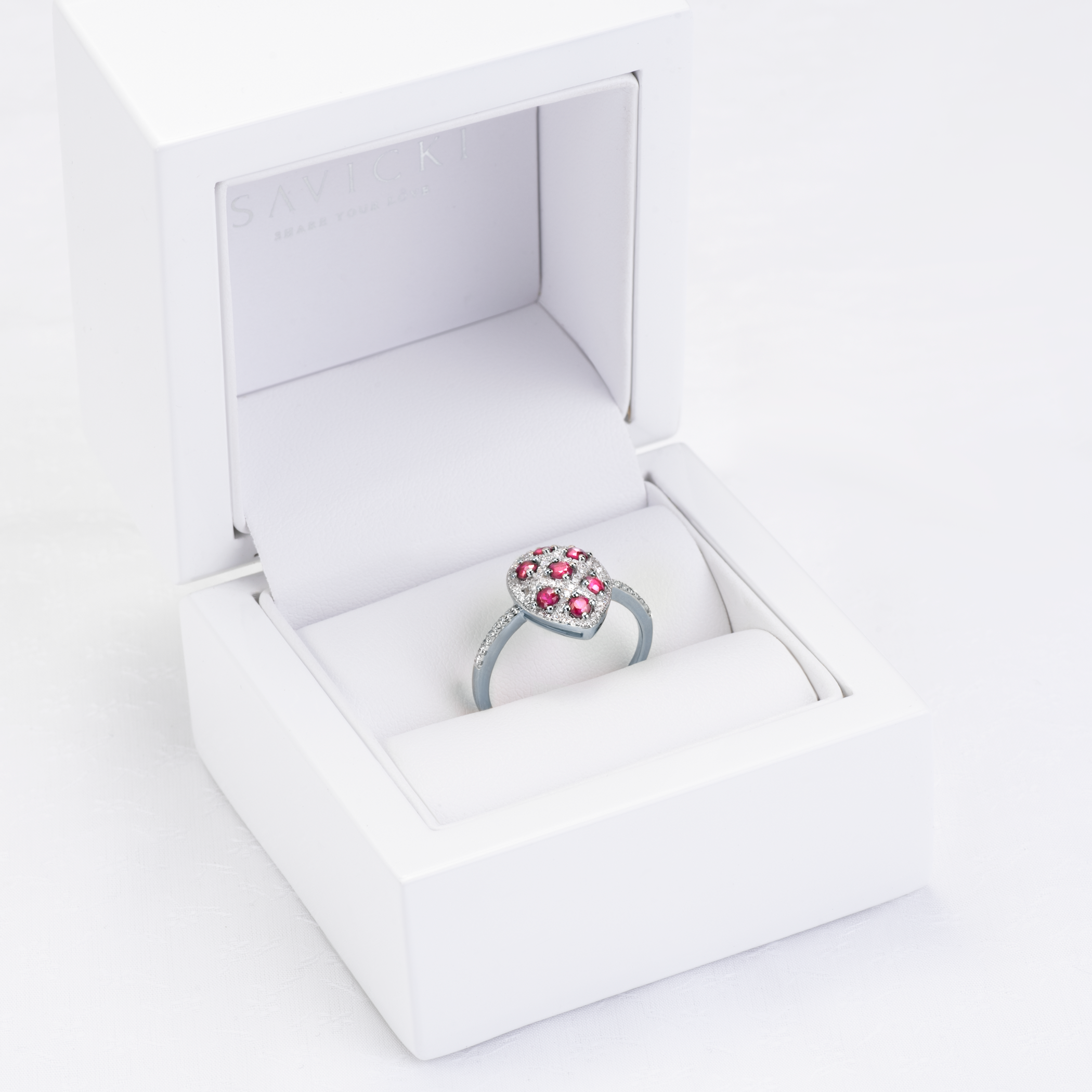 Ring Savicki: Weißgold, Rubine, Diamanten