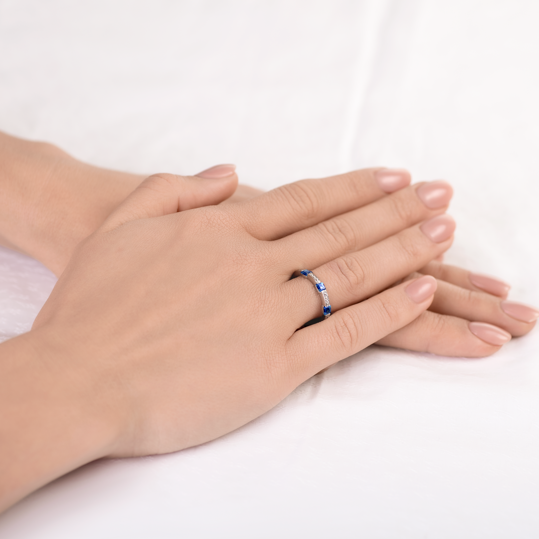 Pierścionek SAVICKI: białe złoto, niebieskie szafiry, diamenty