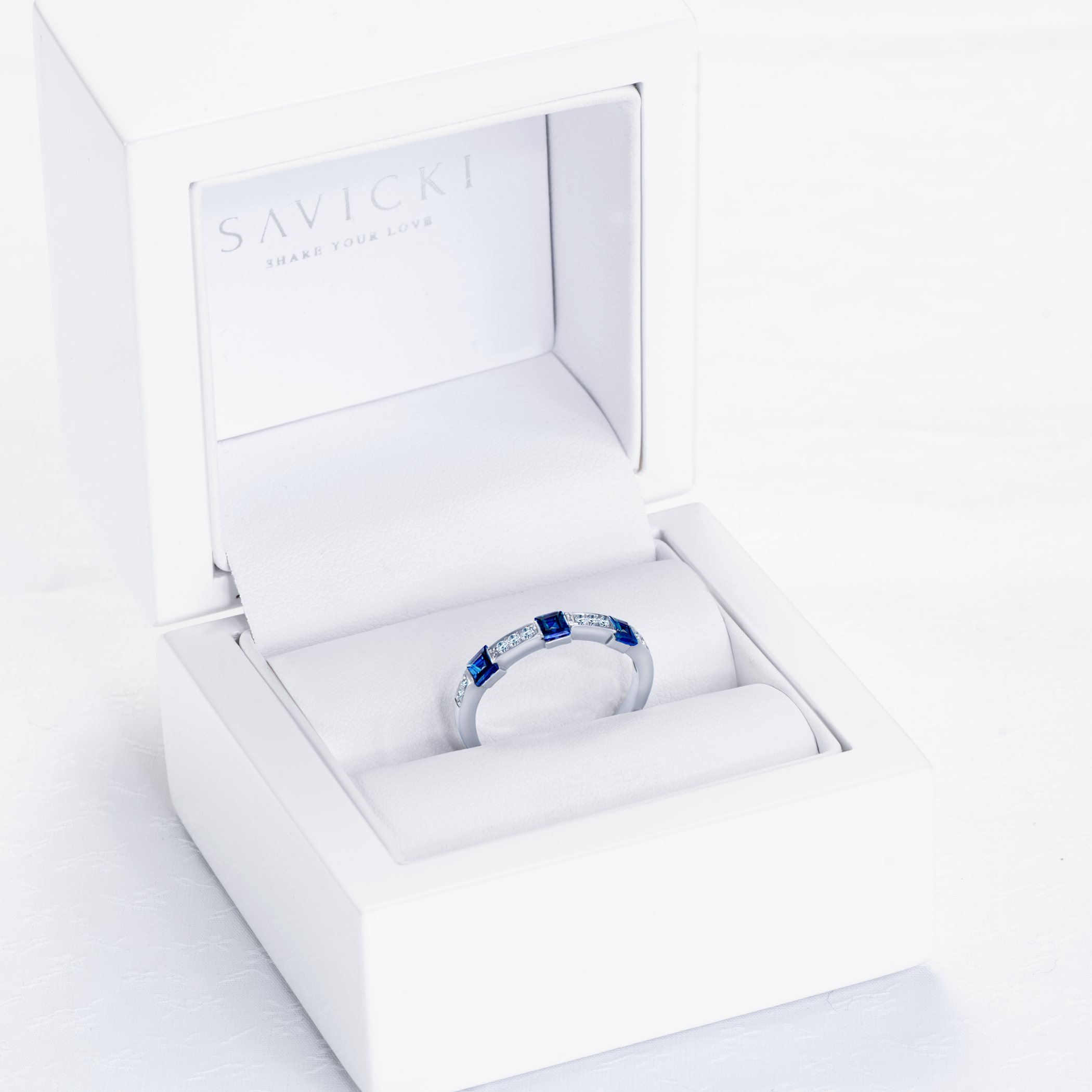 Pierścionek SAVICKI: białe złoto, niebieskie szafiry, diamenty