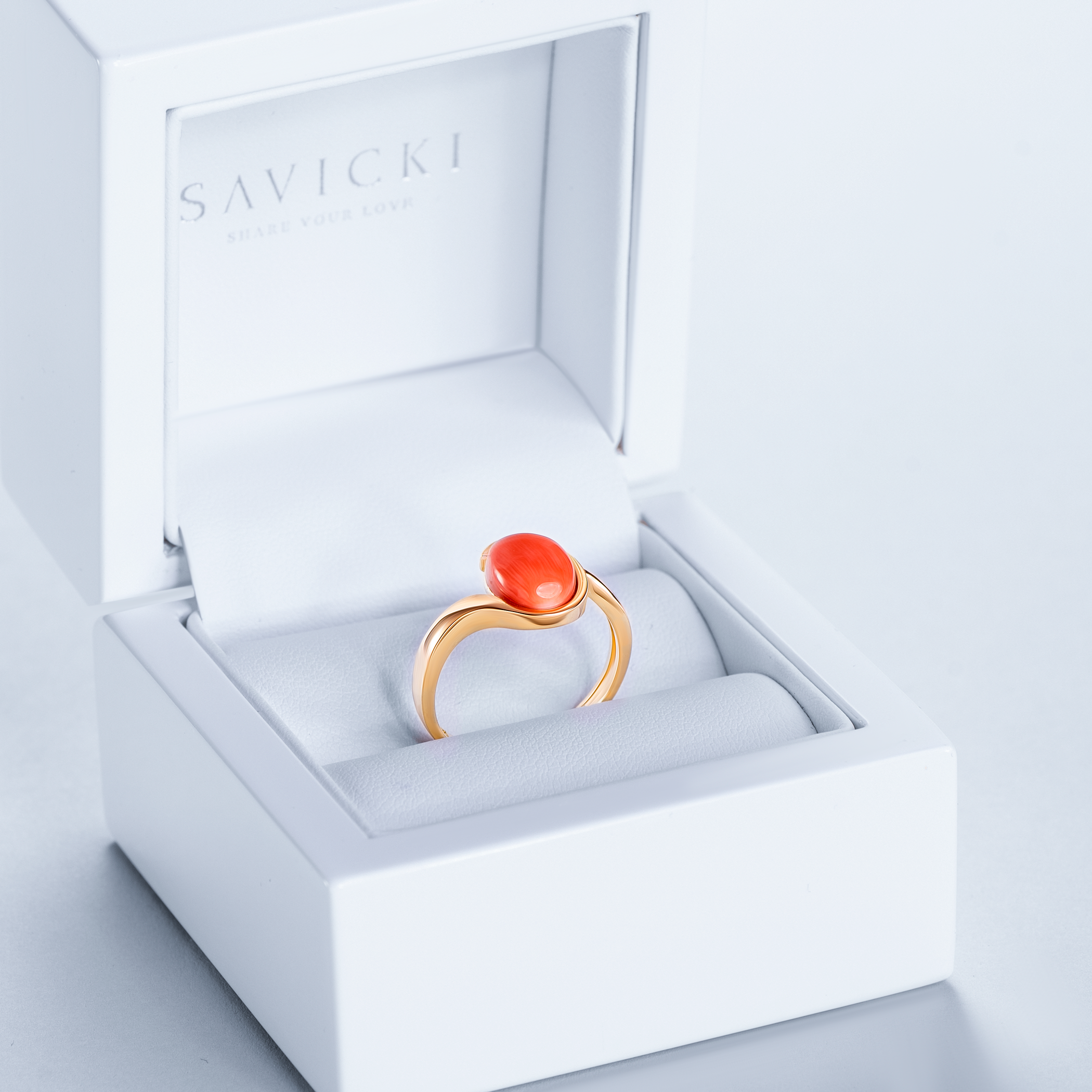 Pierścionek SAVICKI: złoty, korál