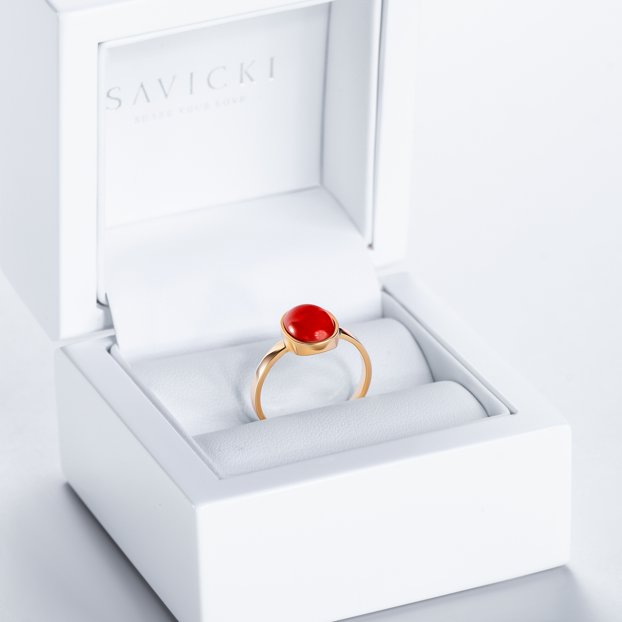 Pierścionek SAVICKI: złoty, koral