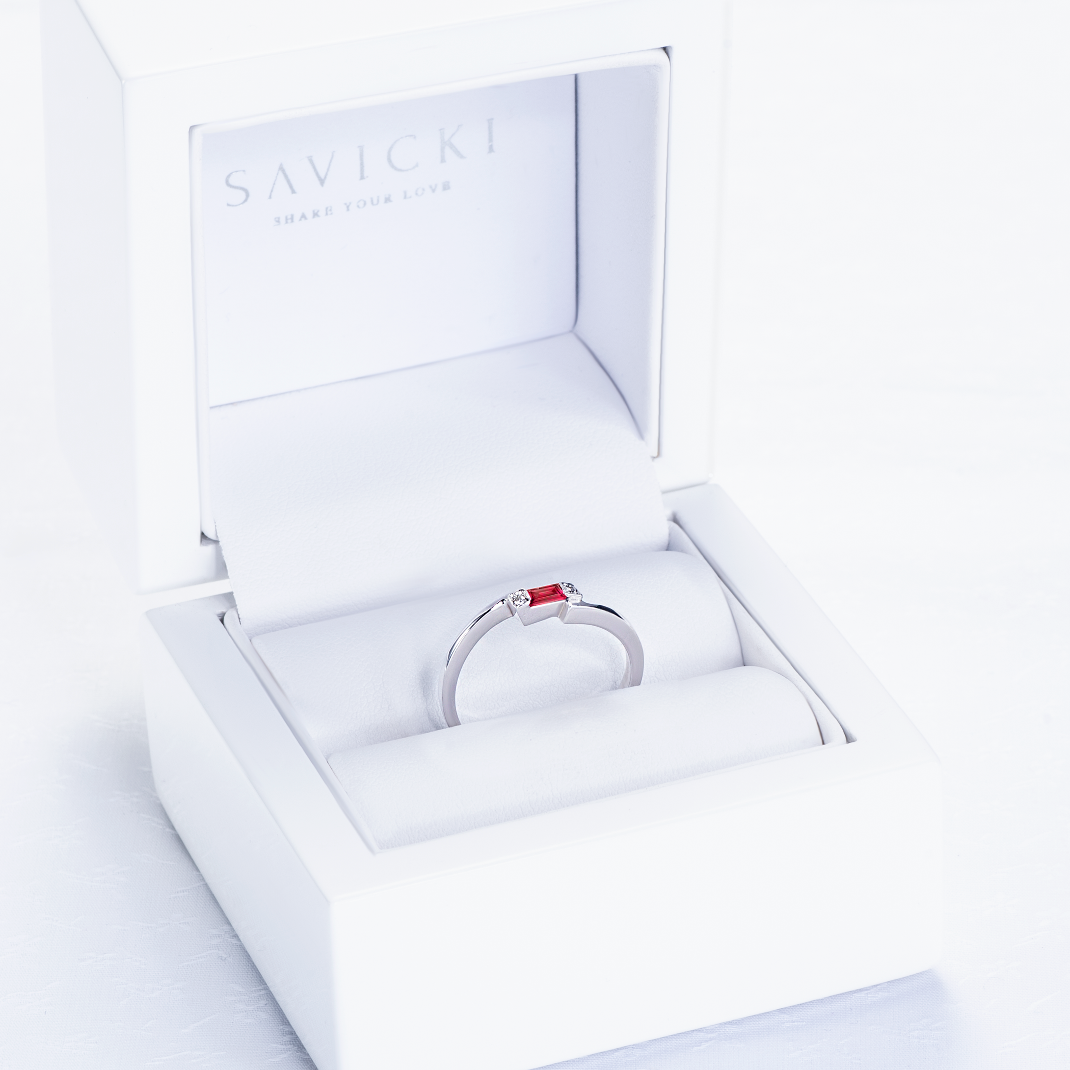 Pierścionek zaręczynowy SAVICKI: białe złoto, rubin, diamenty