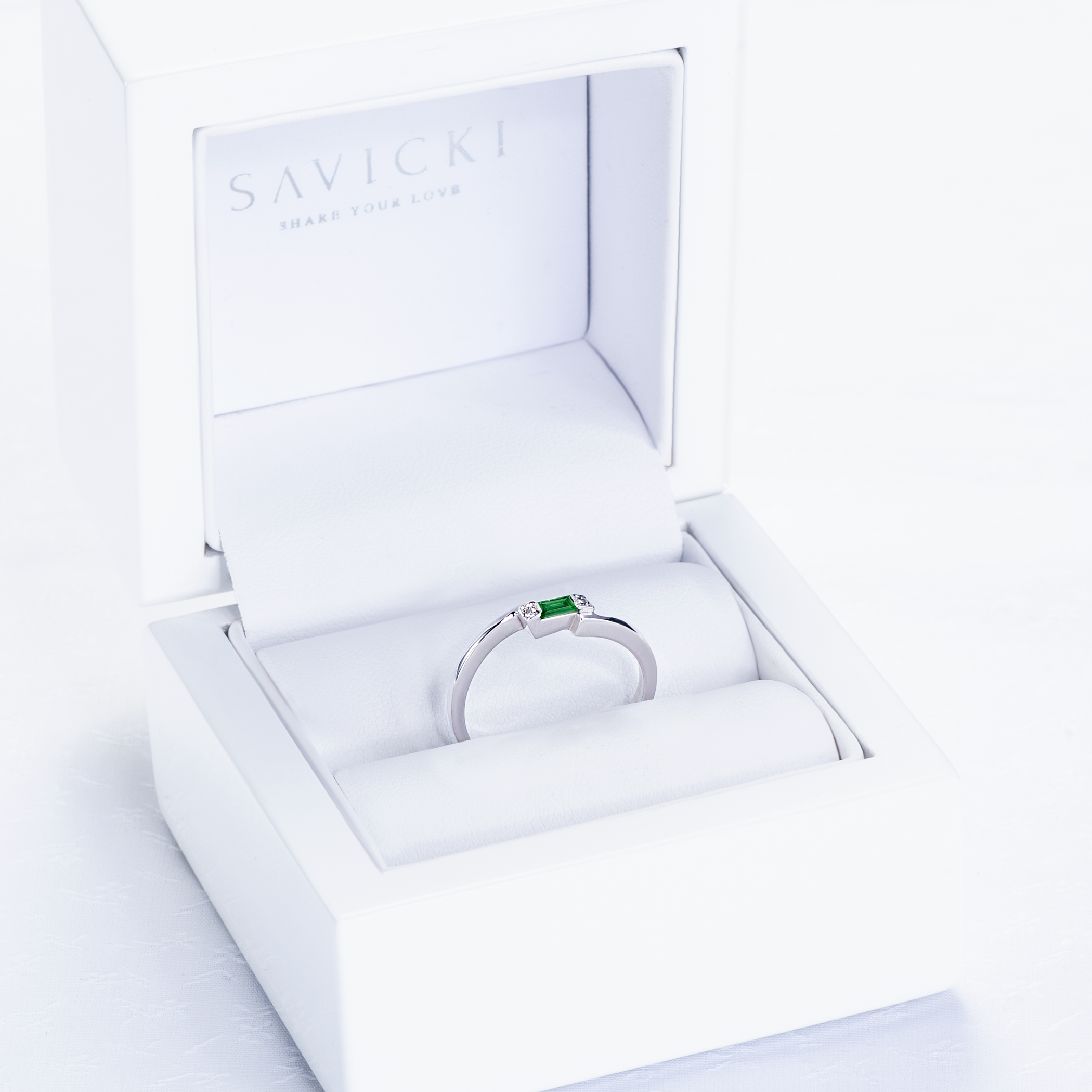 Pierścionek zaręczynowy SAVICKI: białe złoto, szmaragd, diamenty