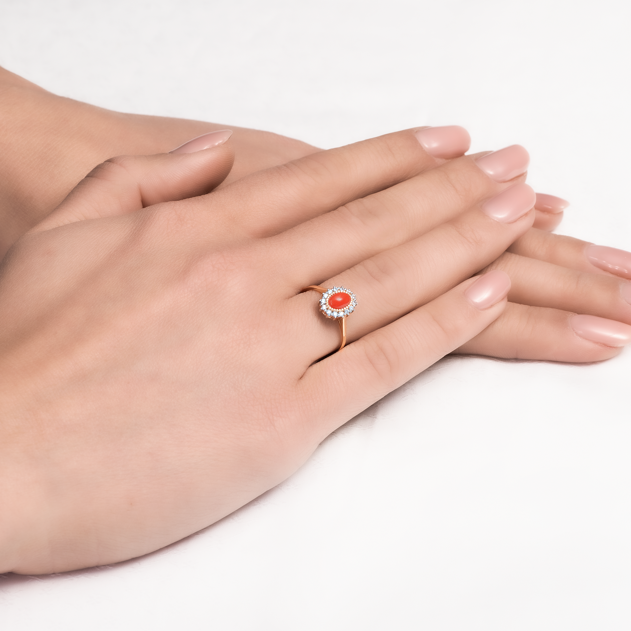 Pierścionek SAVICKI: dwukolorowe złoto, korál, cyrkonie