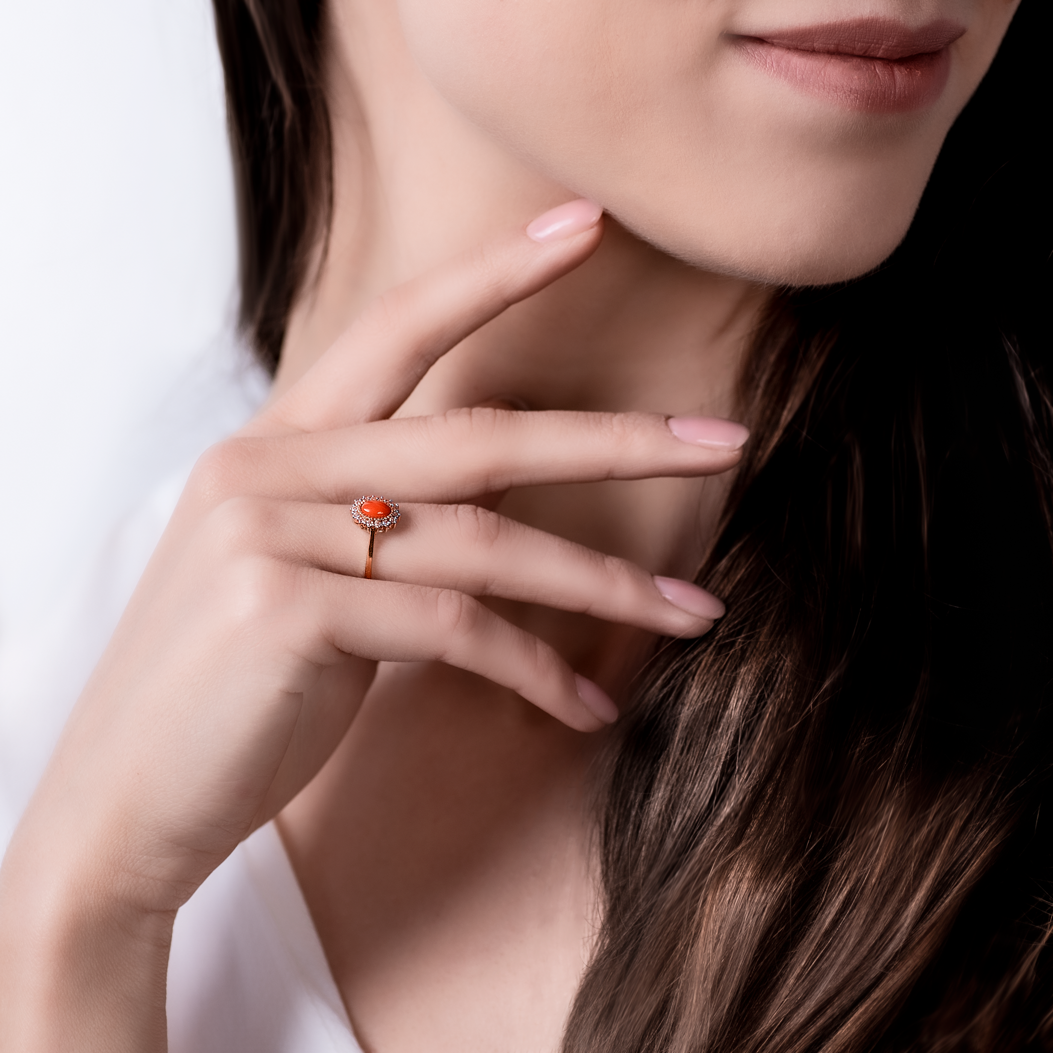 Pierścionek SAVICKI: dwukolorowe złoto, korál, cyrkonie