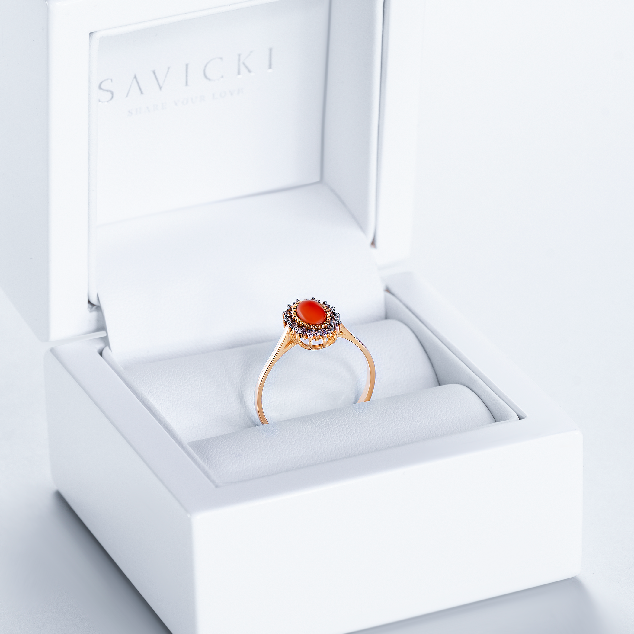 Pierścionek SAVICKI: dwukolorowe złoto, korál, cyrkonie