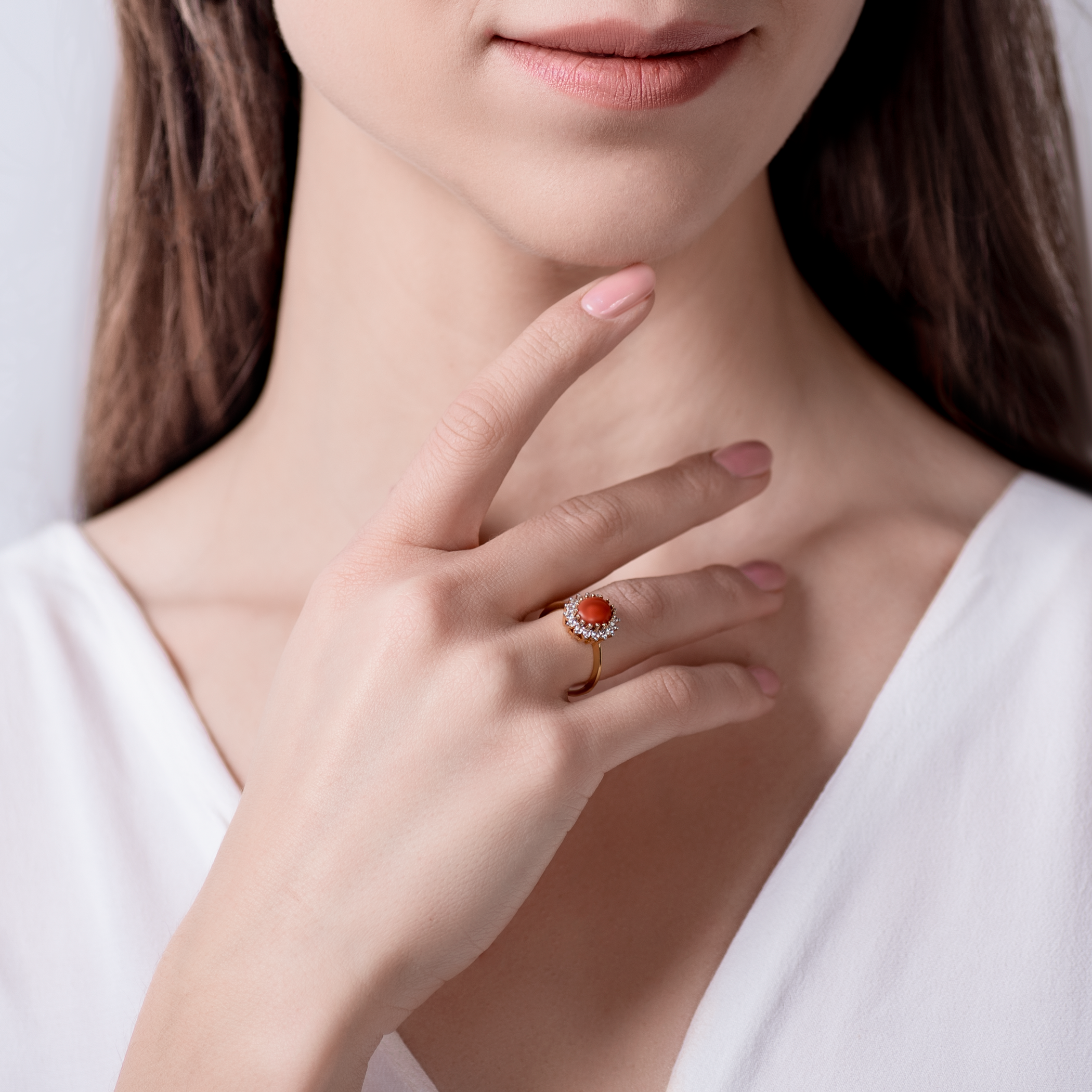 Pierścionek SAVICKI: dwukolorowe złoto, korál, cyrkonie