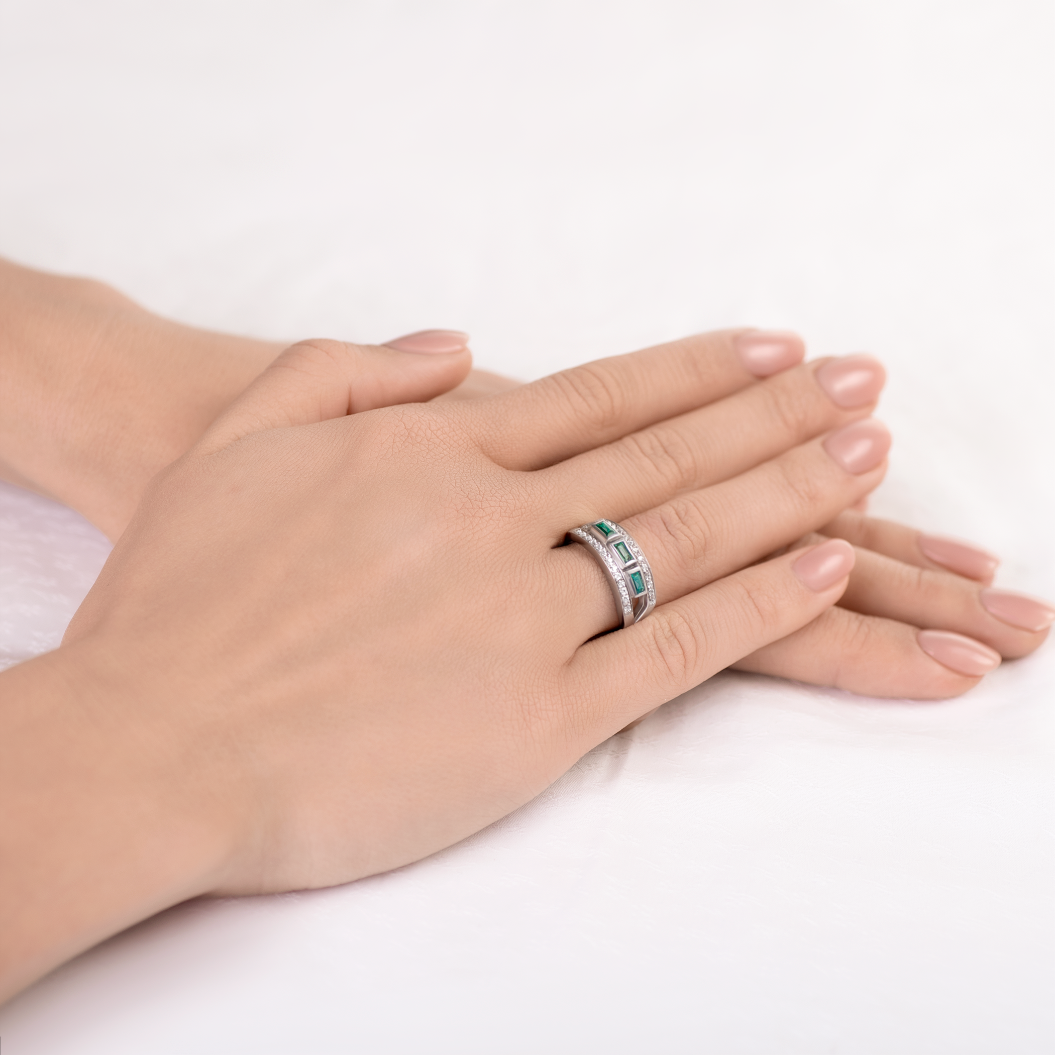 Pierścionek SAVICKI: białe złoto, szmaragdy, diamenty