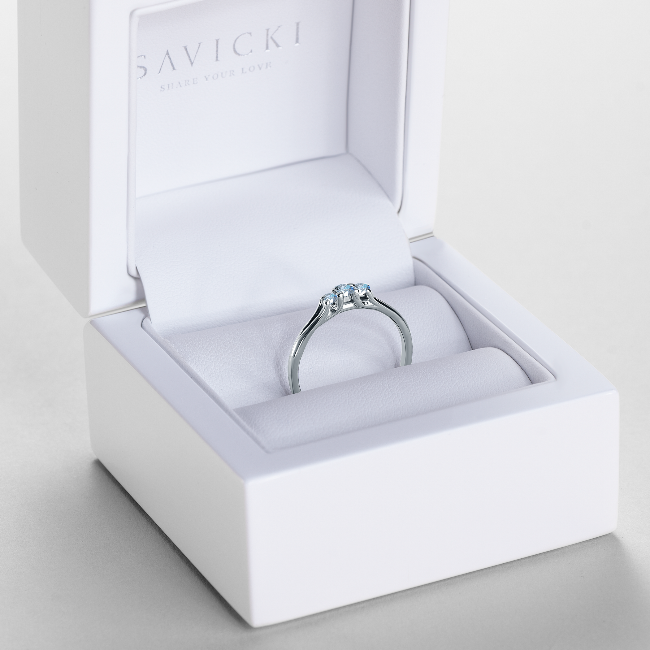 Pierścionek zaręczynowy SAVICKI: białe złoto, diamenty