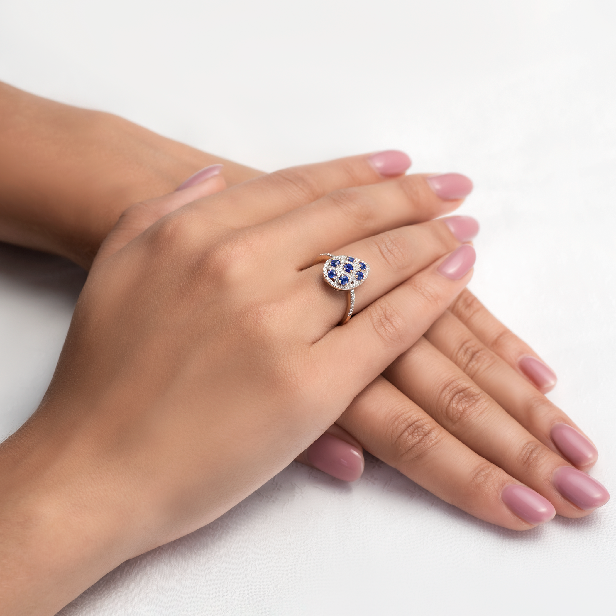 Pierścionek SAVICKI: dwukolorowe złoto, niebieskie szafiry, diamenty