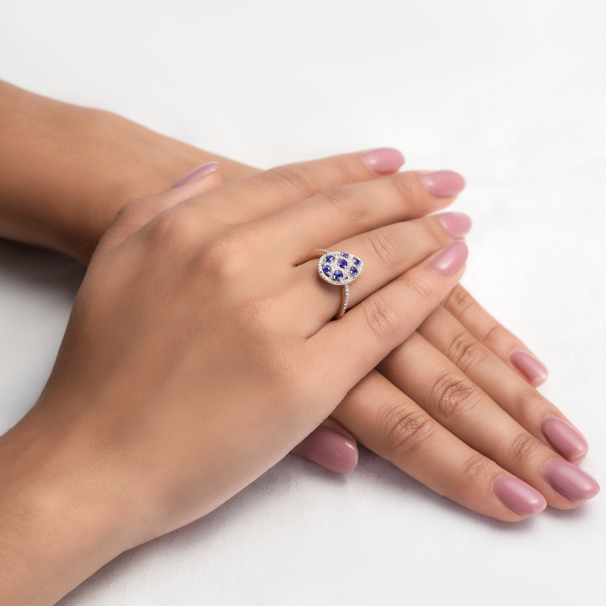 Pierścionek SAVICKI: dwukolorowe złoto, tanzanity, diamenty