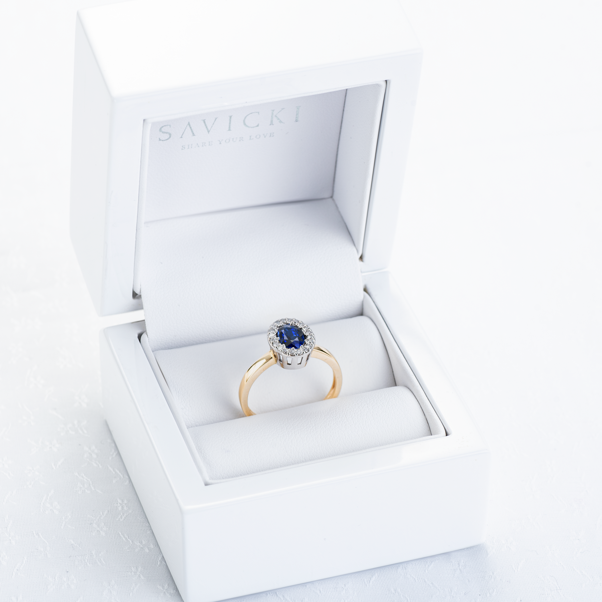 Pierścionek zaręczynowy SAVICKI: dwukolorowe złoto, niebieski szafir, diamenty
