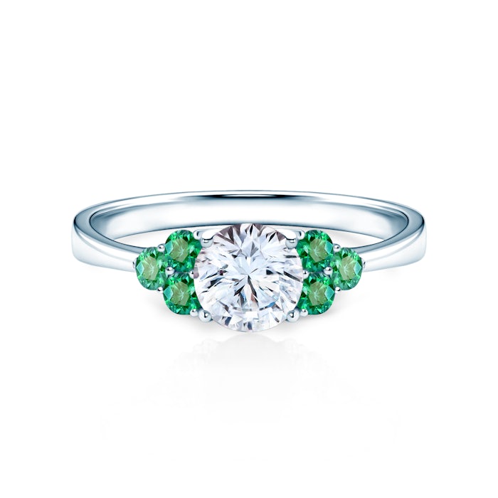 Zásnubní prsten Fairytale: bílé zlato, bílý safír, smaragdy