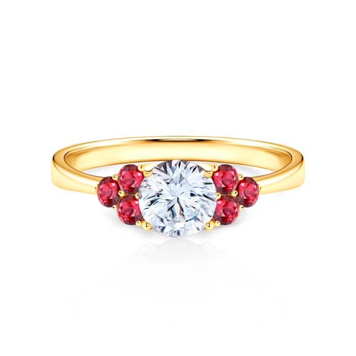 Zásnubní prsten Fairytale: žluté zlato, bílý safír, rubíny
