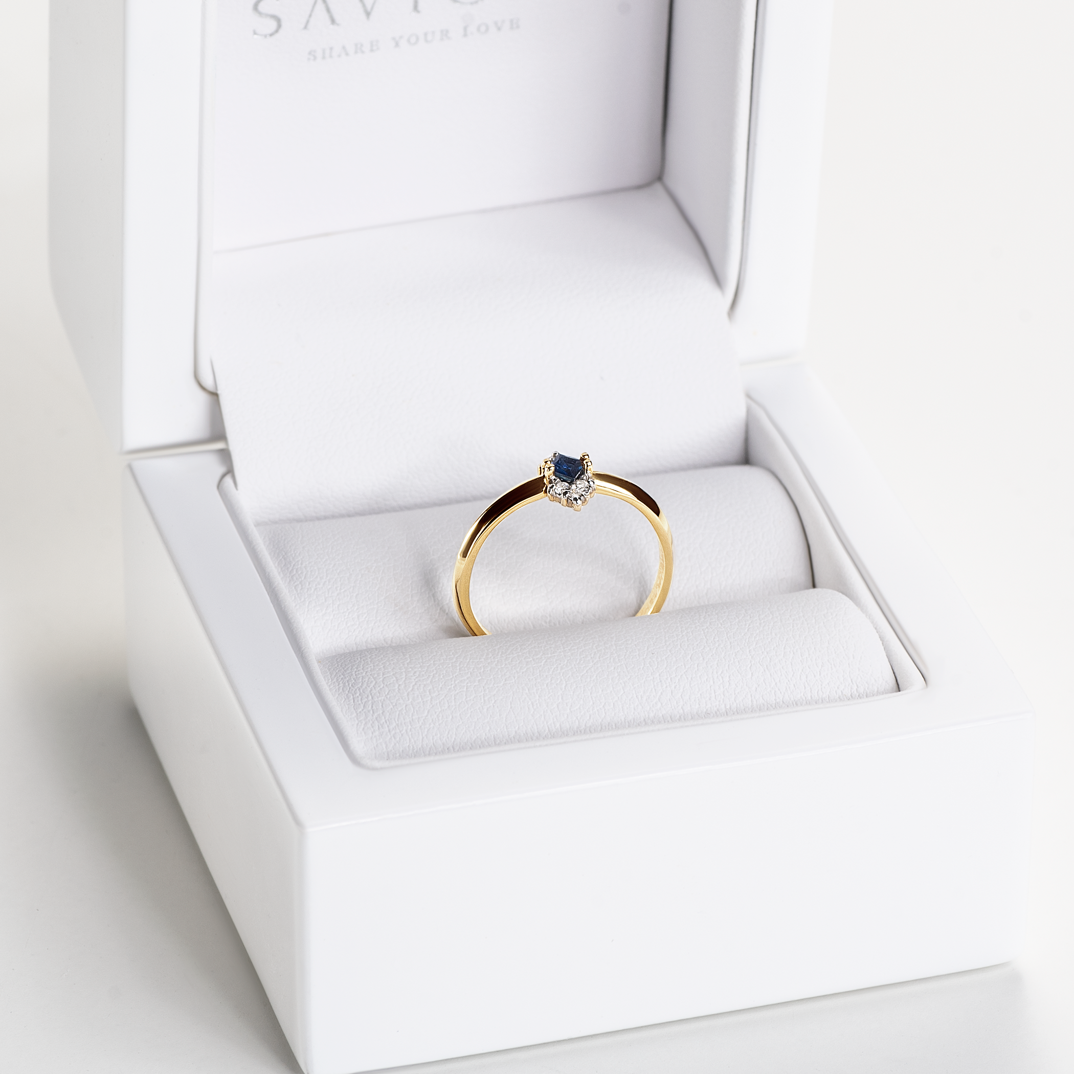 Pierścionek zaręczynowy SAVICKI: dwukolorowe złoto, niebieski szafir, diamenty