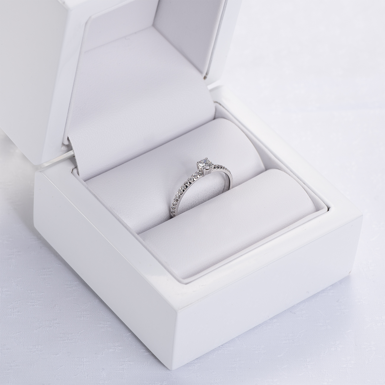 Pierścionek zaręczynowy SAVICKI: białe złoto, diamenty