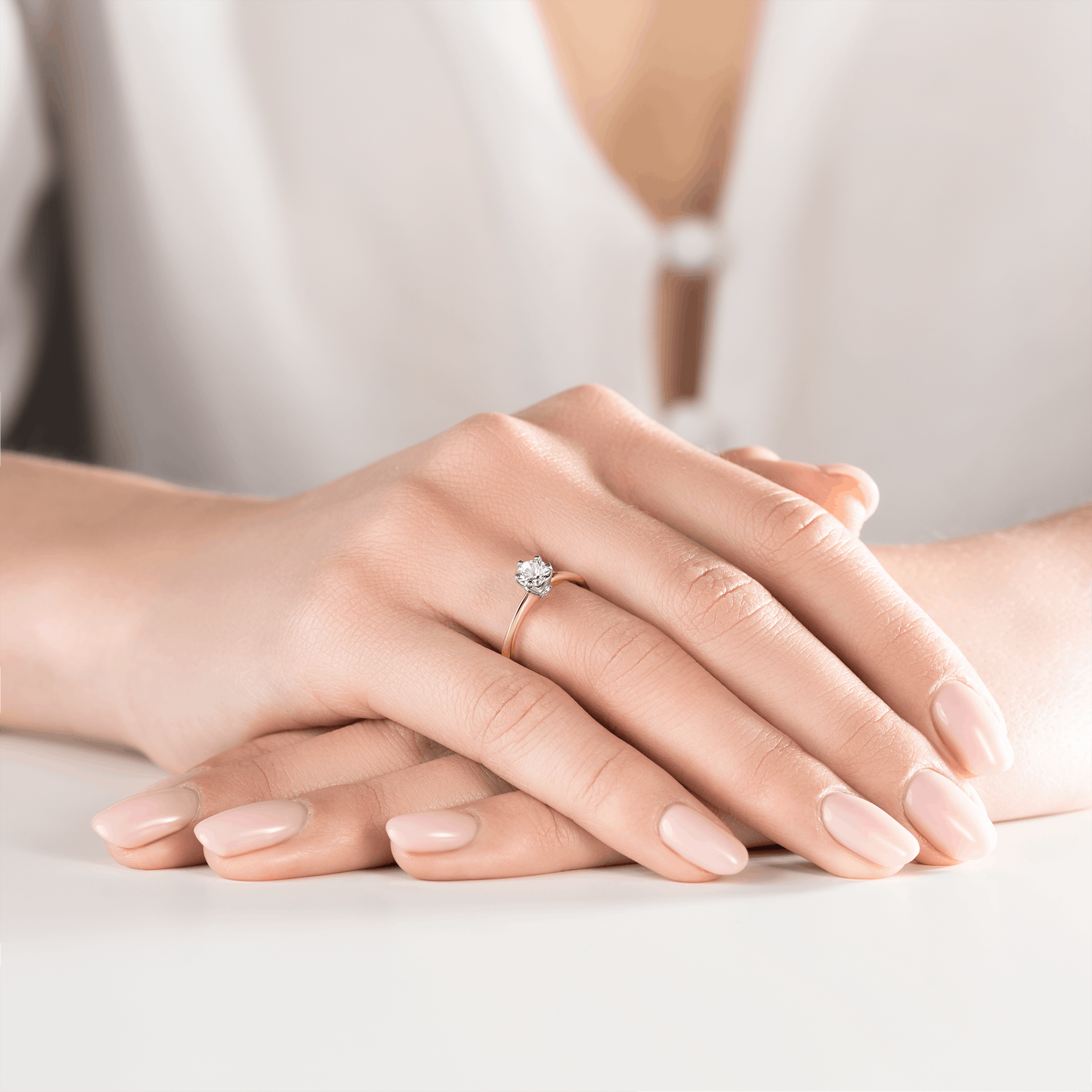 Pierścionek zaręczynowy The Journey: dwukolorowe złoto, z białym szafirem