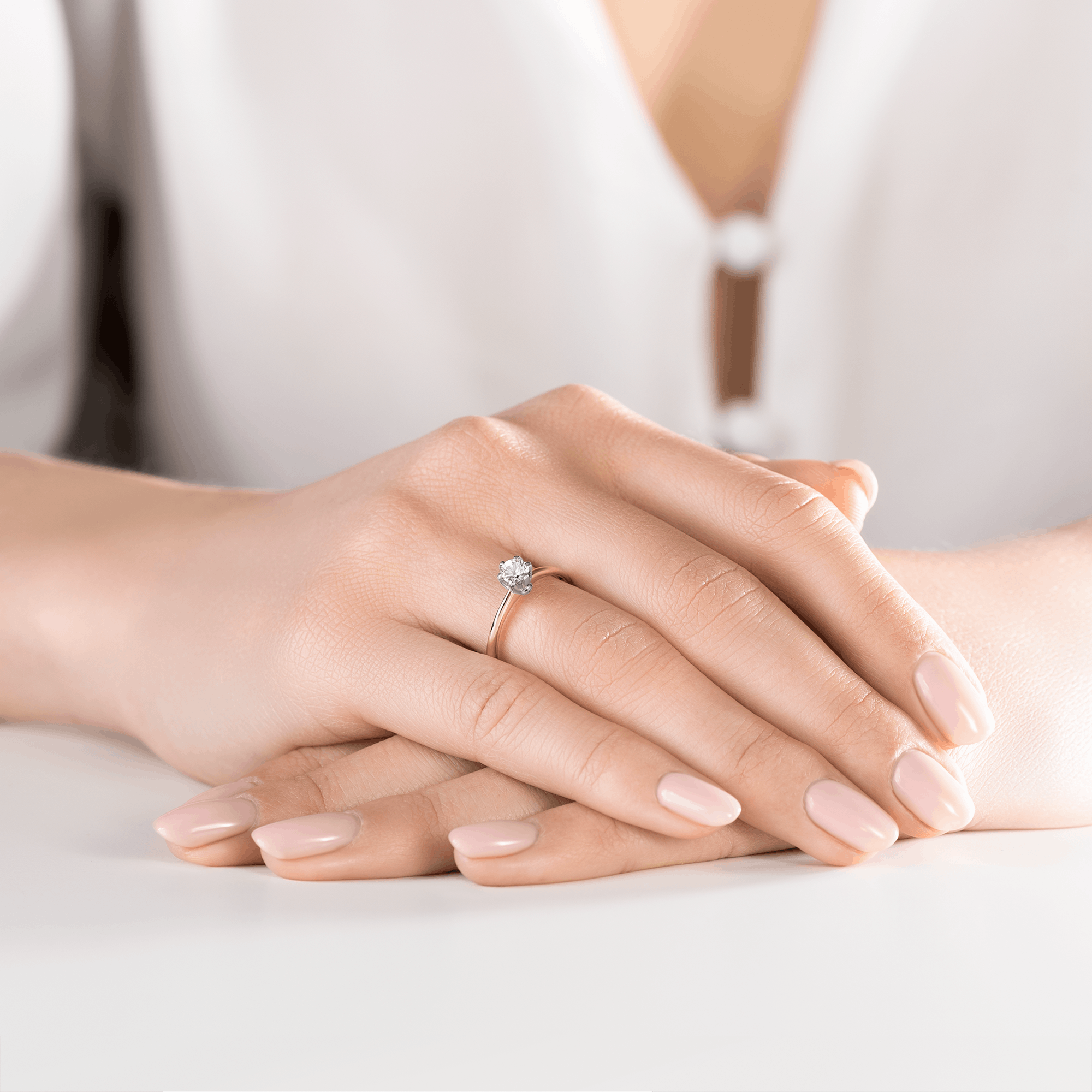 Pierścionek zaręczynowy The Journey: dwukolorowe złoto, z białym szafirem