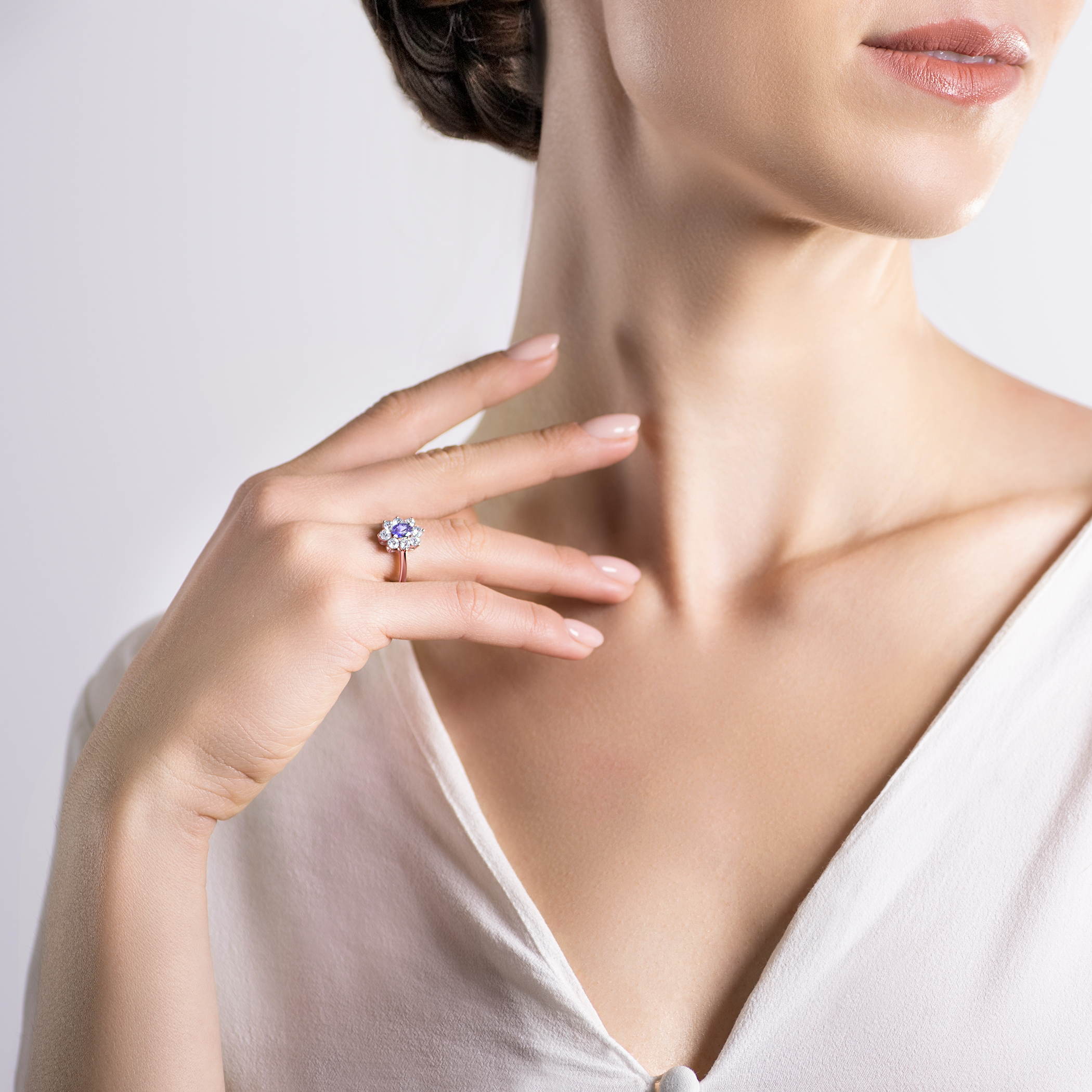 Pierścionek zaręczynowy SAVICKI: różowe złoto, fioletowy szafir, białe szafiry