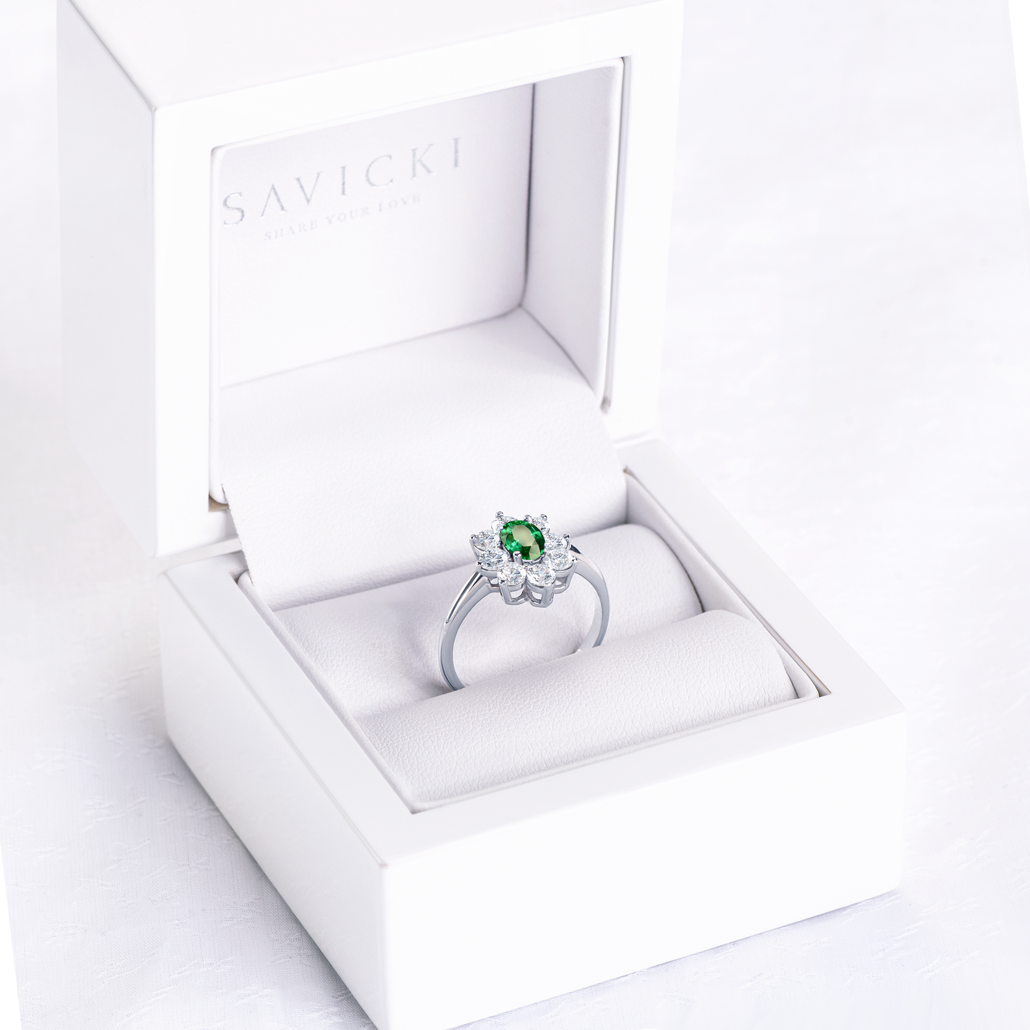 Pierścionek zaręczynowy SAVICKI: białe złoto, szmaragd, białe szafiry