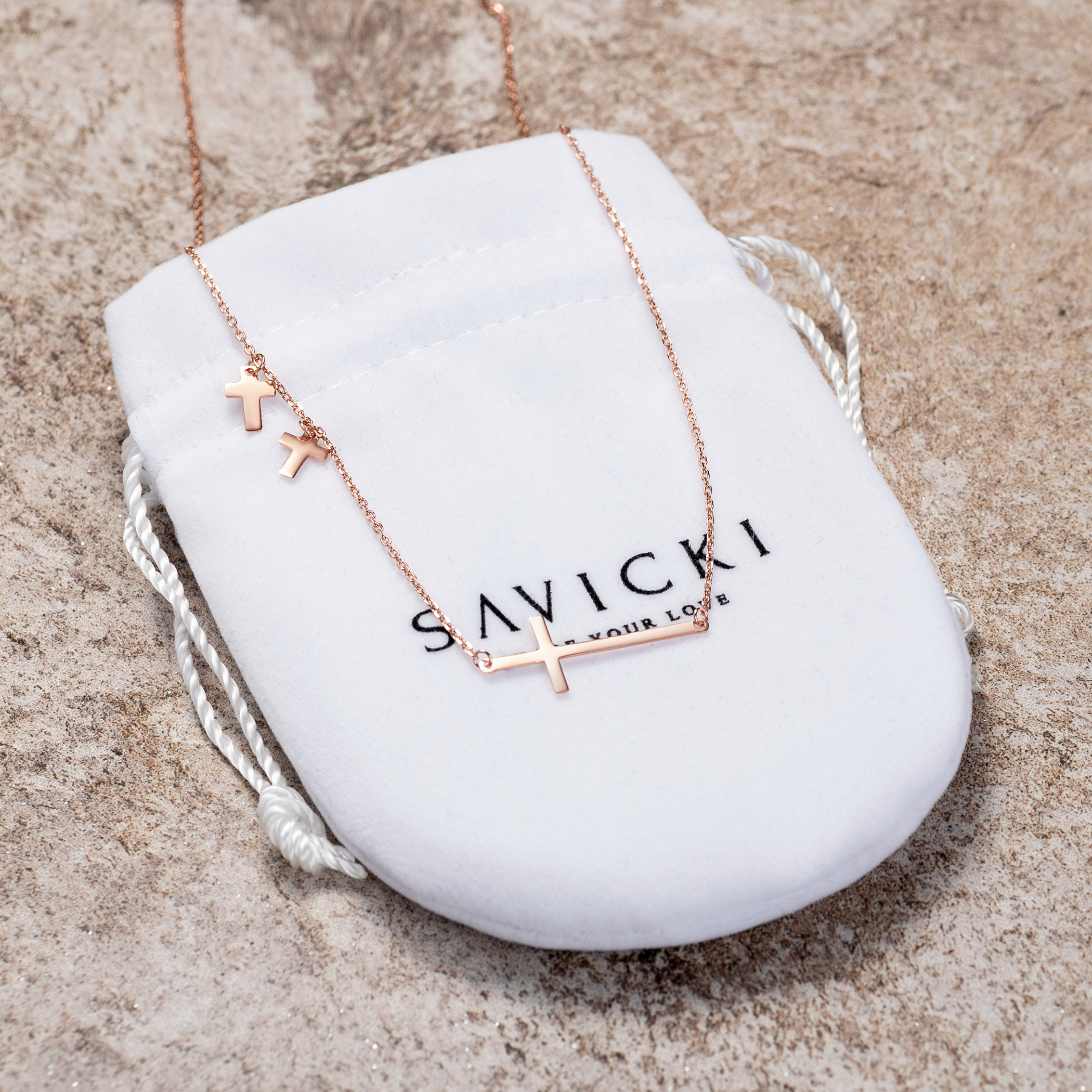 Naszyjnik krzyżyk Savicki: srebrny pozłacany