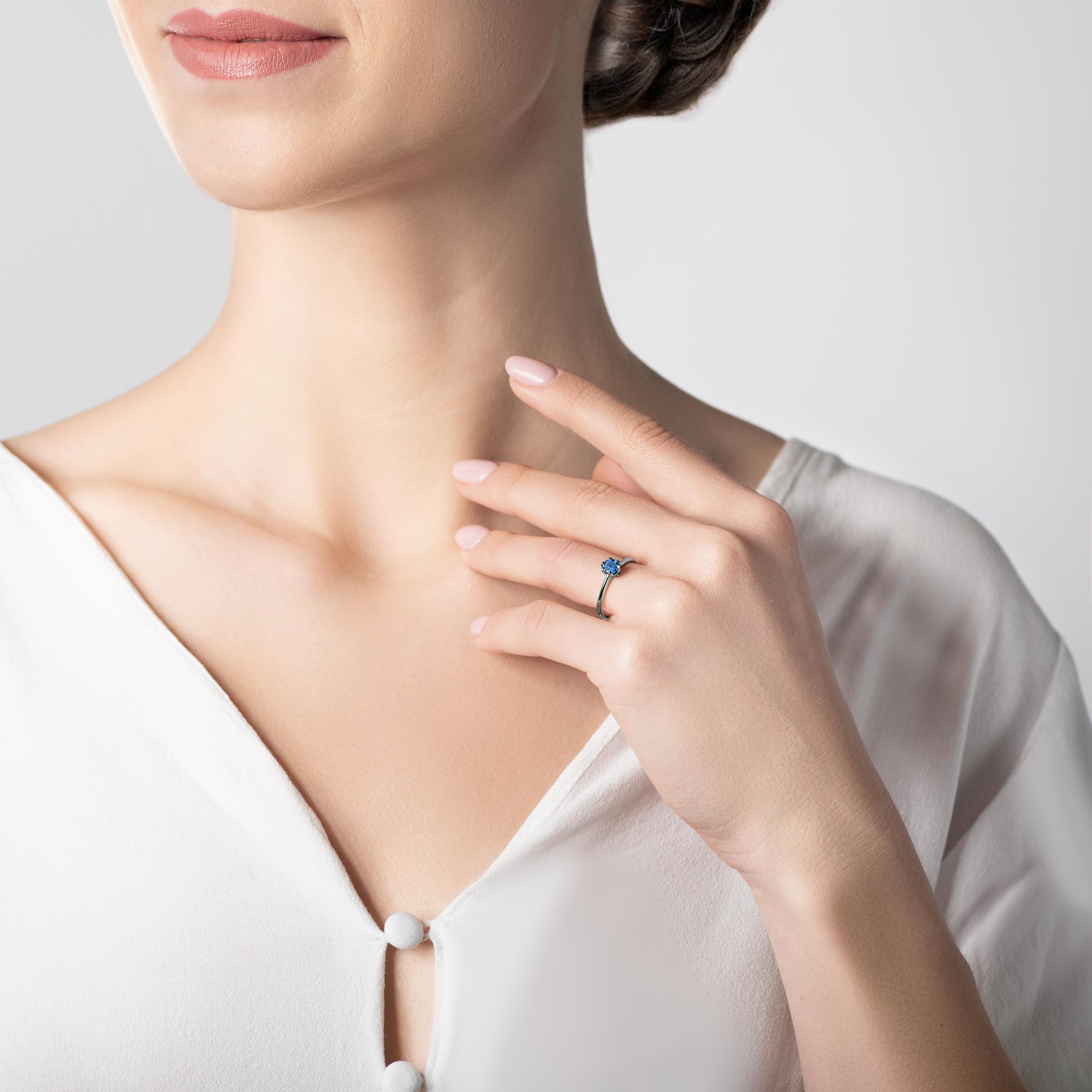 Pierścionek zaręczynowy The Journey: czarne złoto, niebieski szafir