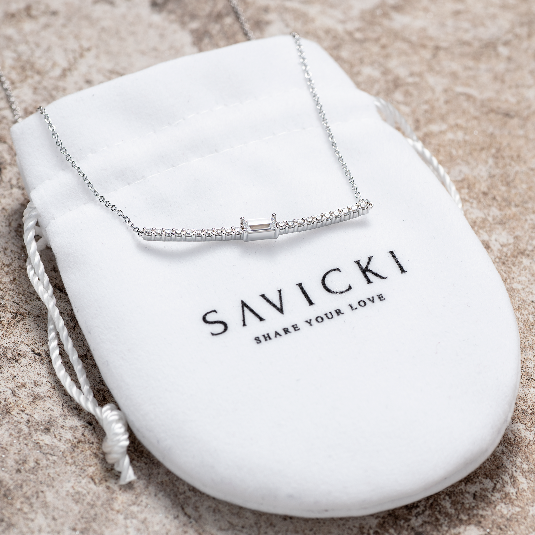 Naszyjnik celebrytka Savicki: srebrny, cyrkonie