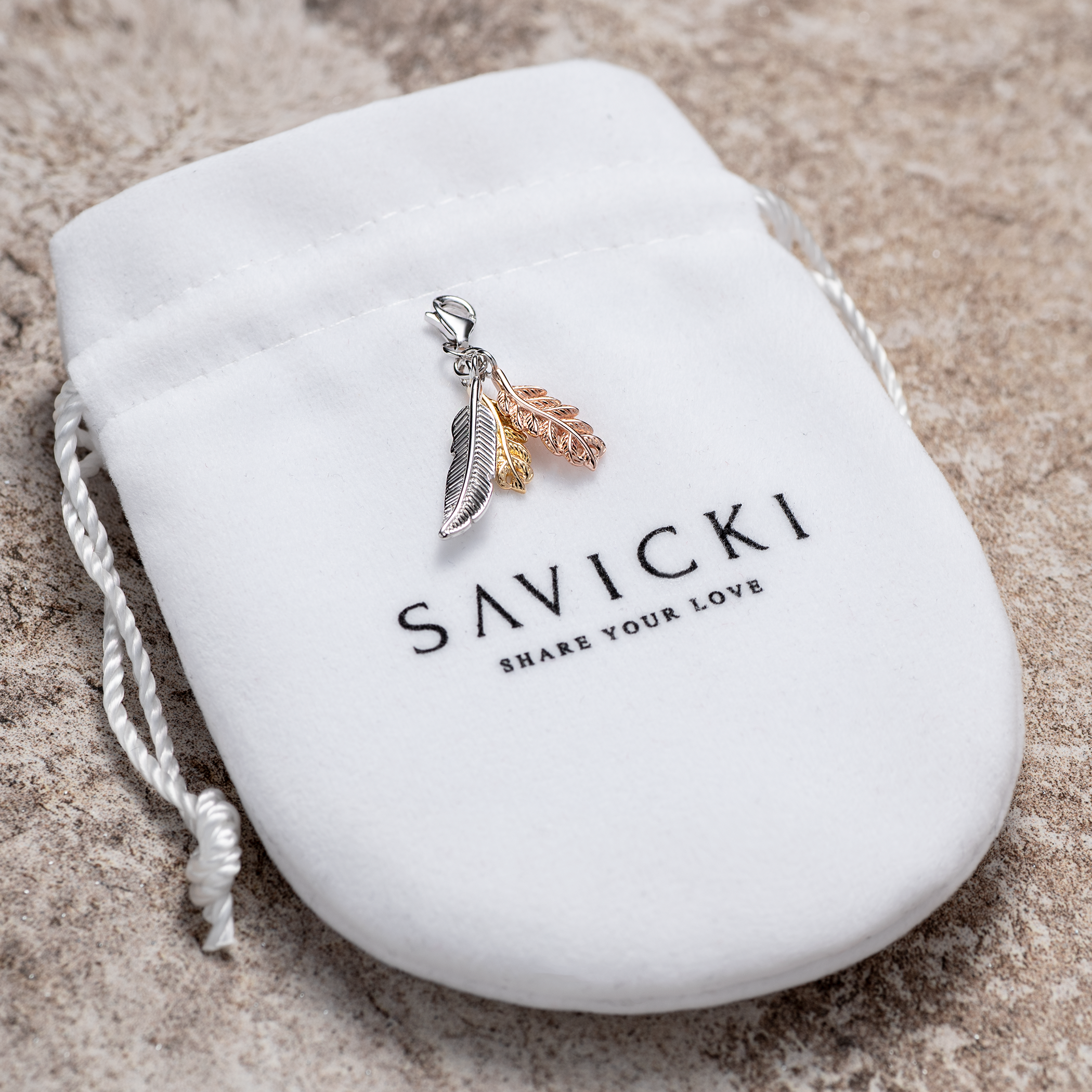 Zawieszka piórka Savicki: srebrna pozłacana