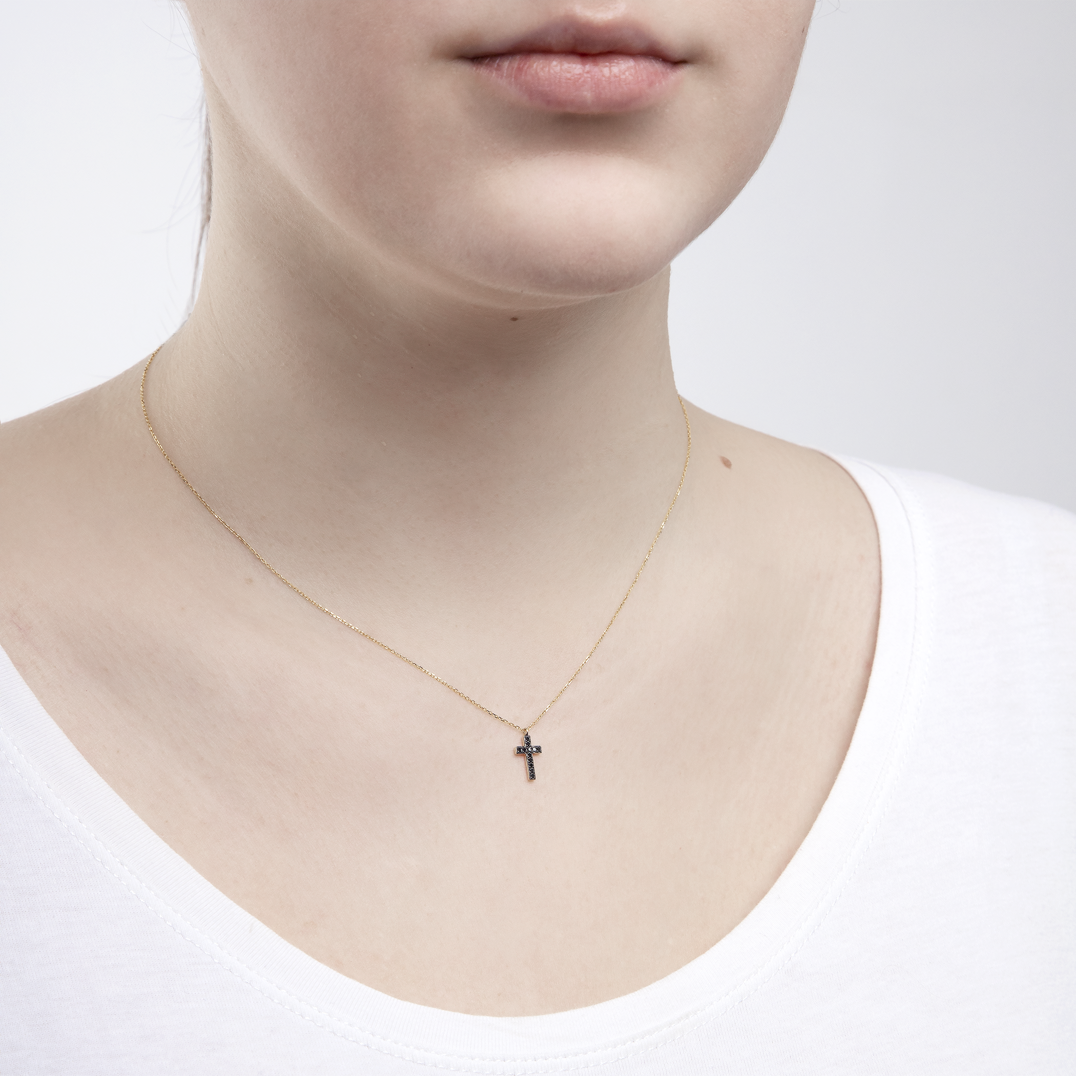 Naszyjnik krzyżyk Savicki: złoty, czarne diamenty