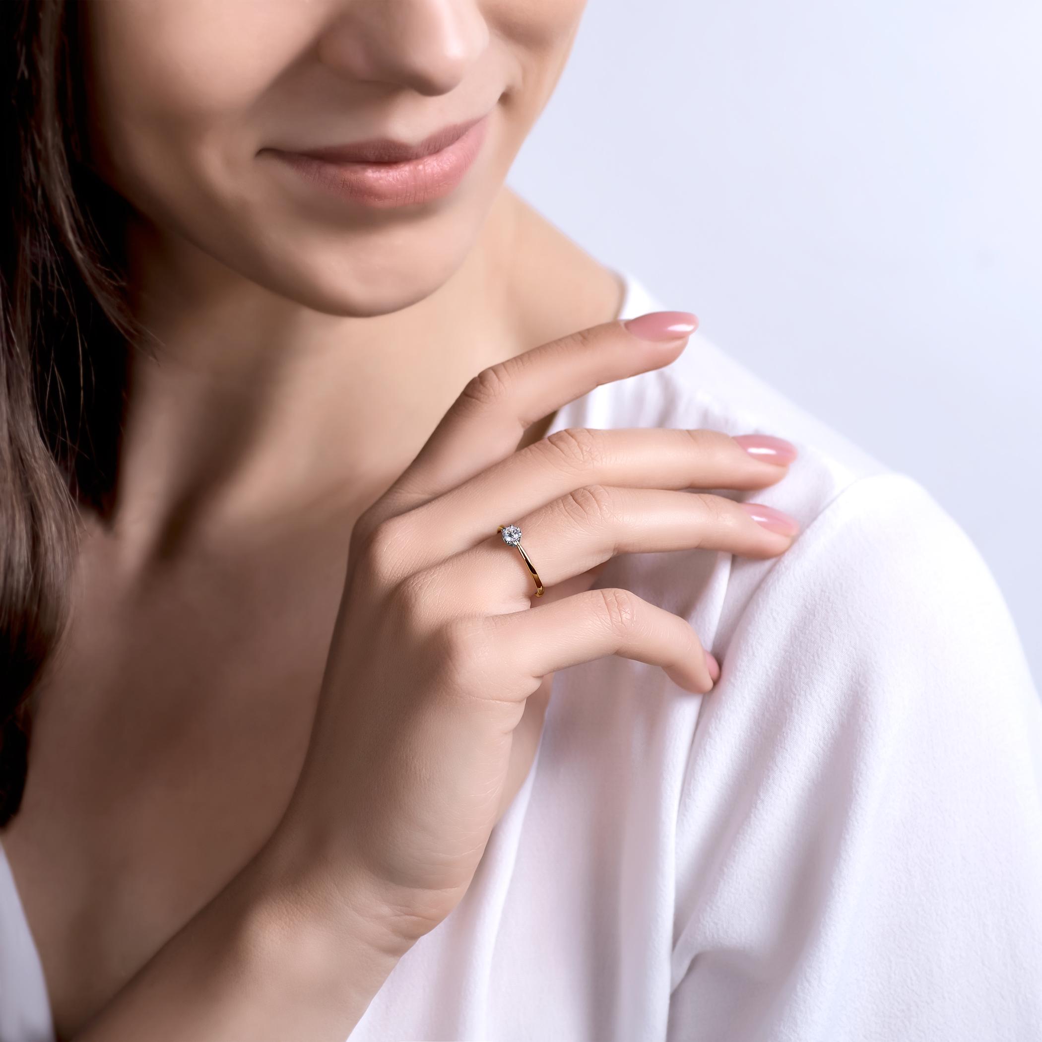 Pierścionek zaręczynowy Triumph of Love: dwukolorowe złoto, z diamentem