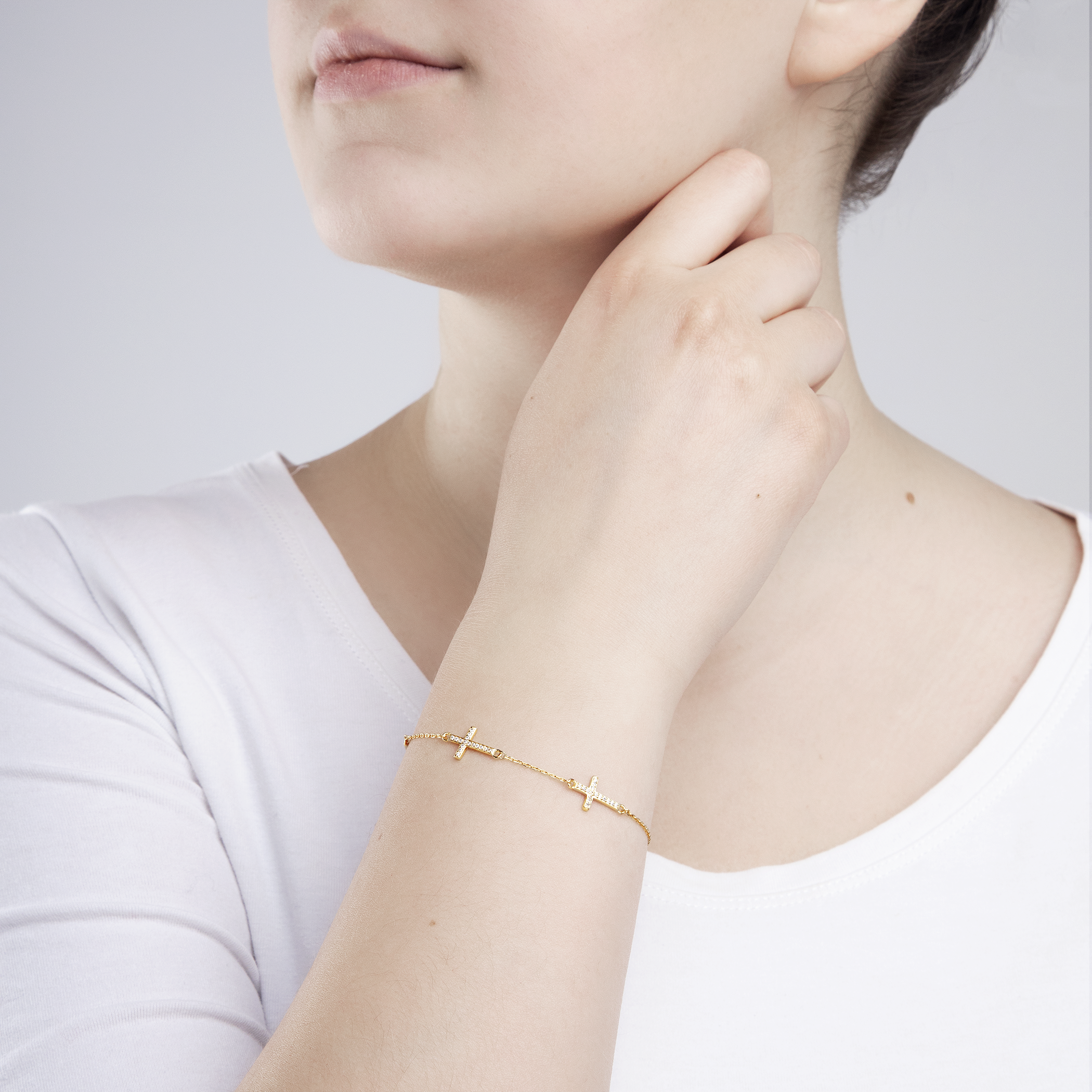 Bransoletka celebrytka krzyżyk Savicki: srebrna pozłacana, cyrkonie