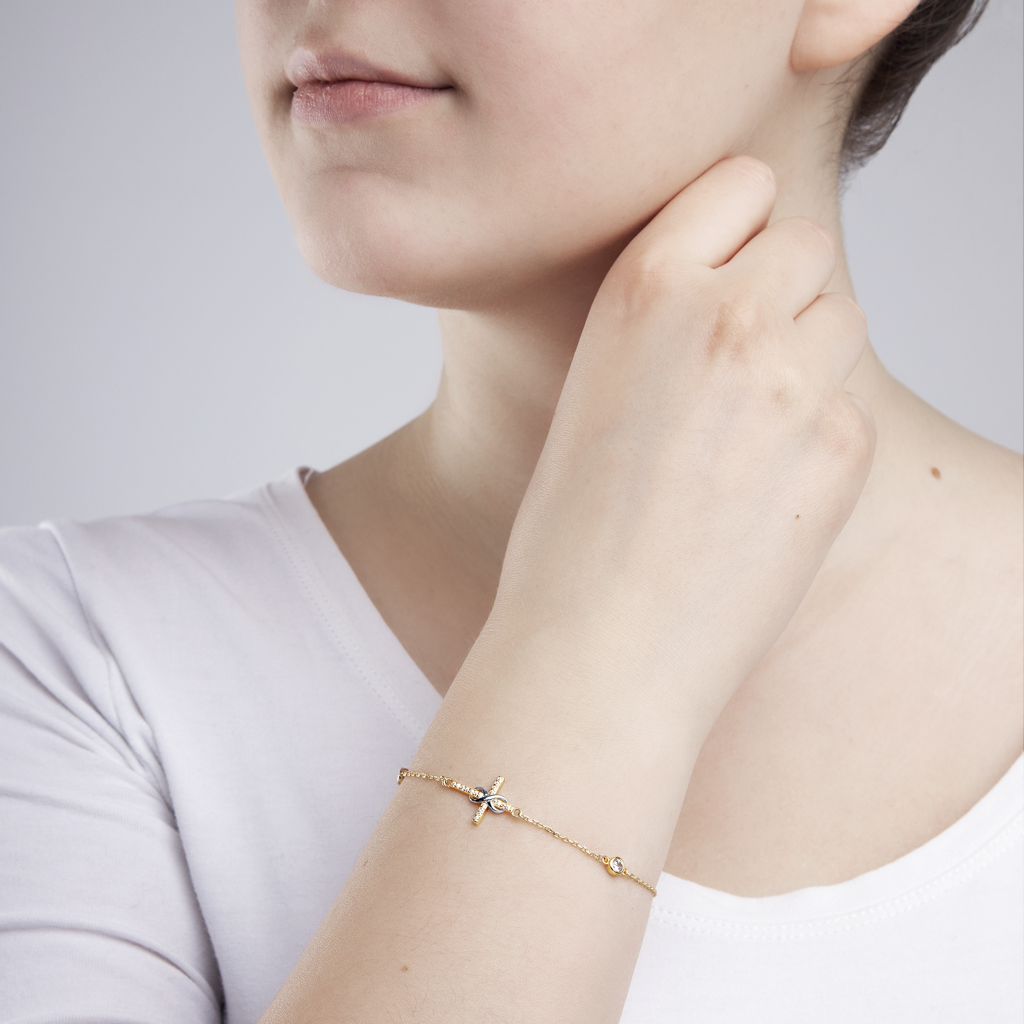 Bransoletka celebrytka krzyżyk Savicki: srebrna pozłacana, cyrkonie - 4