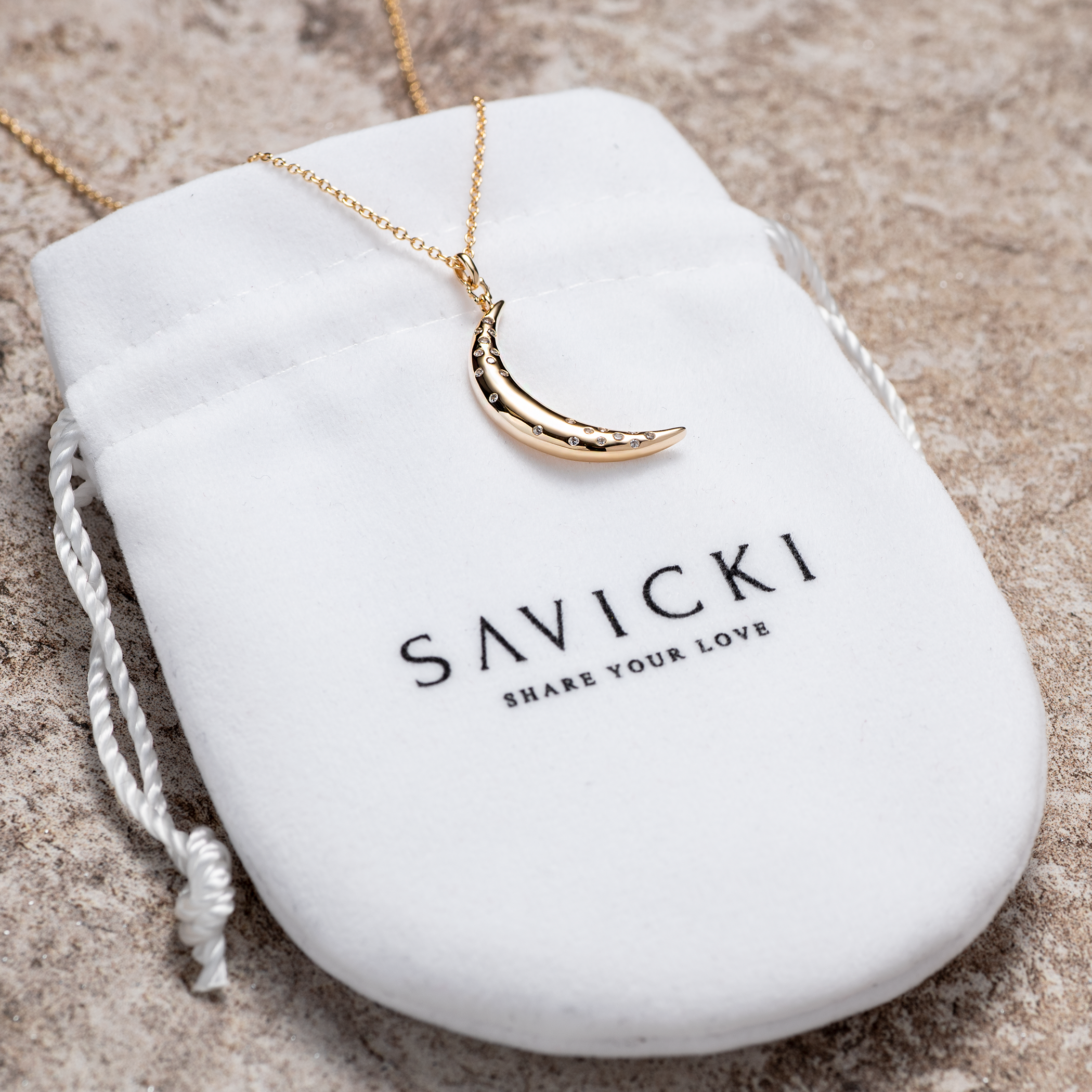 Naszyjnik celebrytka księżyc Savicki: srebrny pozłacany, cyrkonie