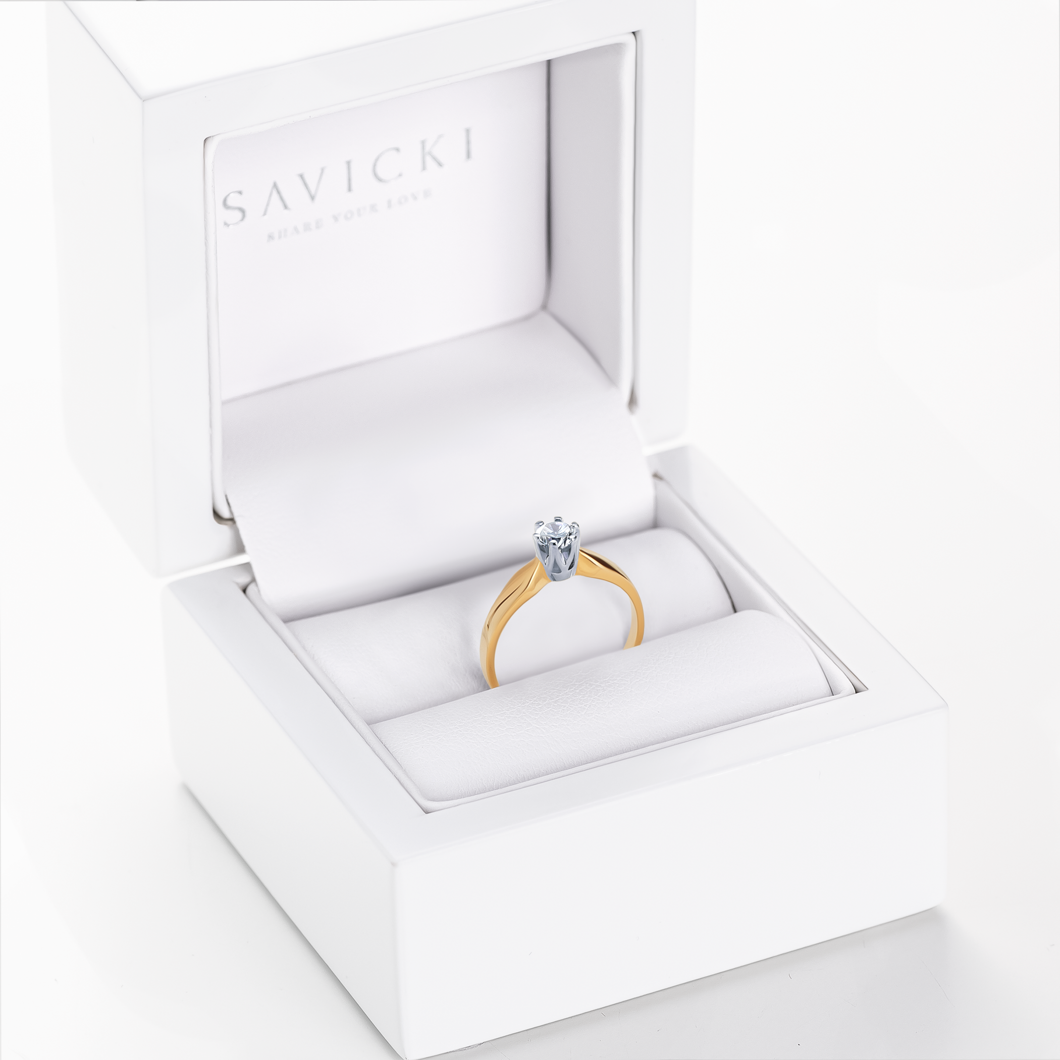 Pierścionek zaręczynowy Triumph of Love: dwukolorowe złoto, z białym szafirem