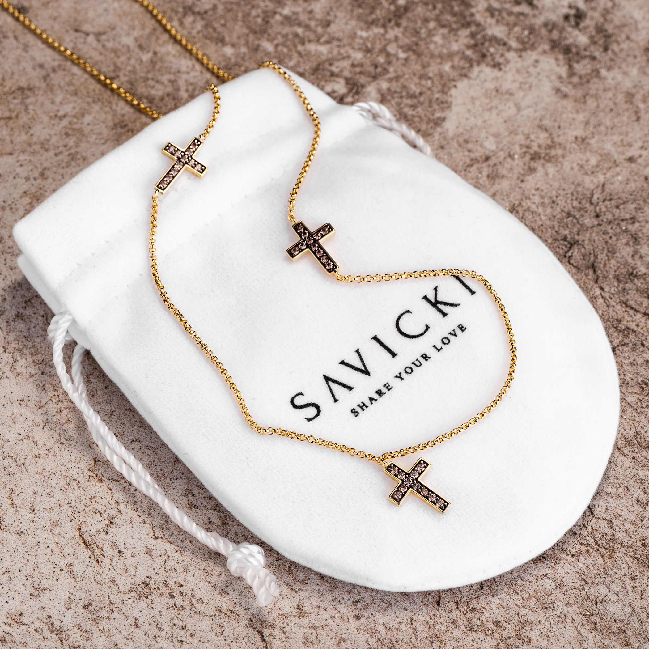 Naszyjnik krzyżyk Savicki: srebrny pozłacany, cyrkonie