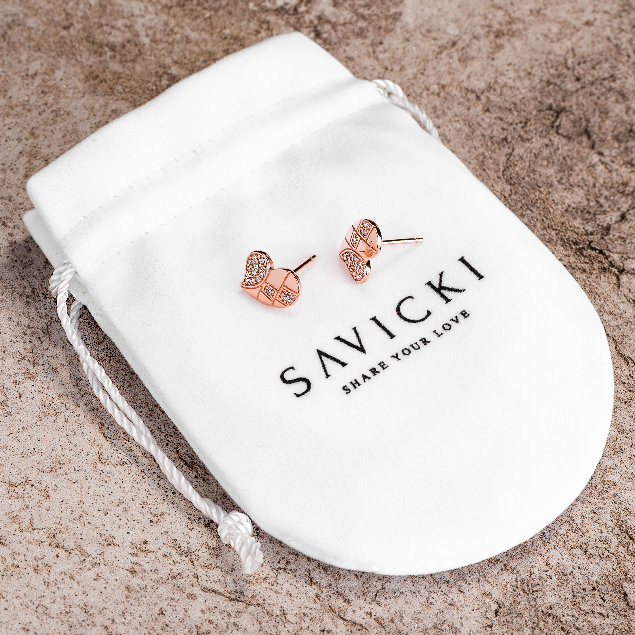 Kolczyki serduszka Savicki: srebrne pozłacane, cyrkonie