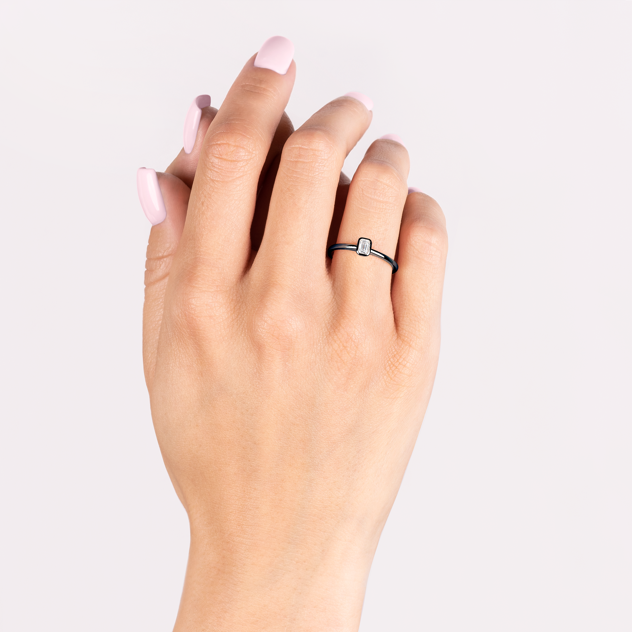 Pierścionek zaręczynowy Pure: czarne złoto, diament w szlifie szmaragdowym