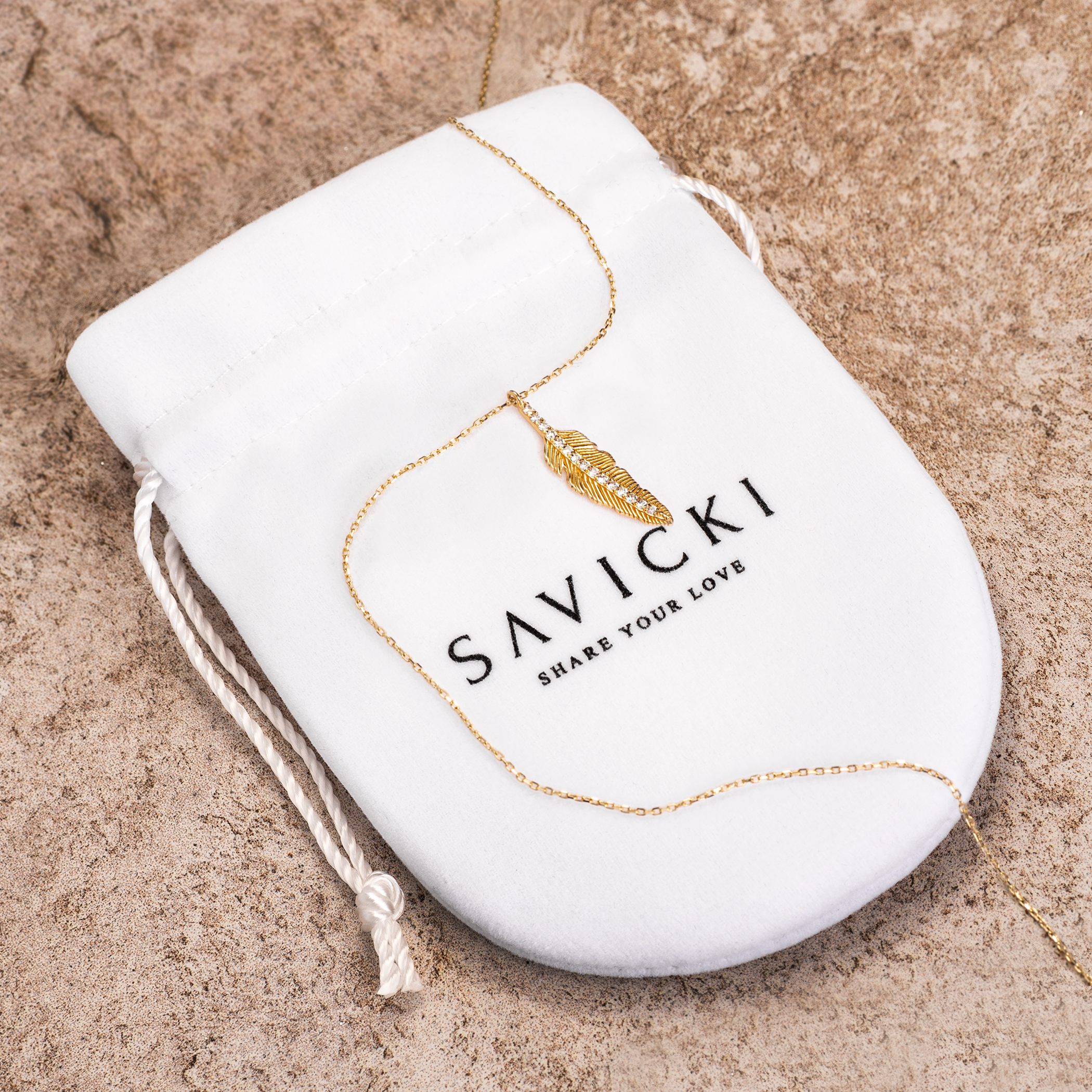 Naszyjnik piórko Savicki: złoty, diamenty