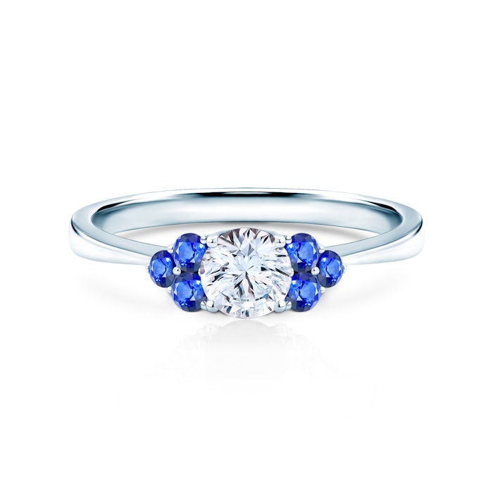 Zásnubní prsten Fairytale: bílé zlato, bílý safír, modré safíry