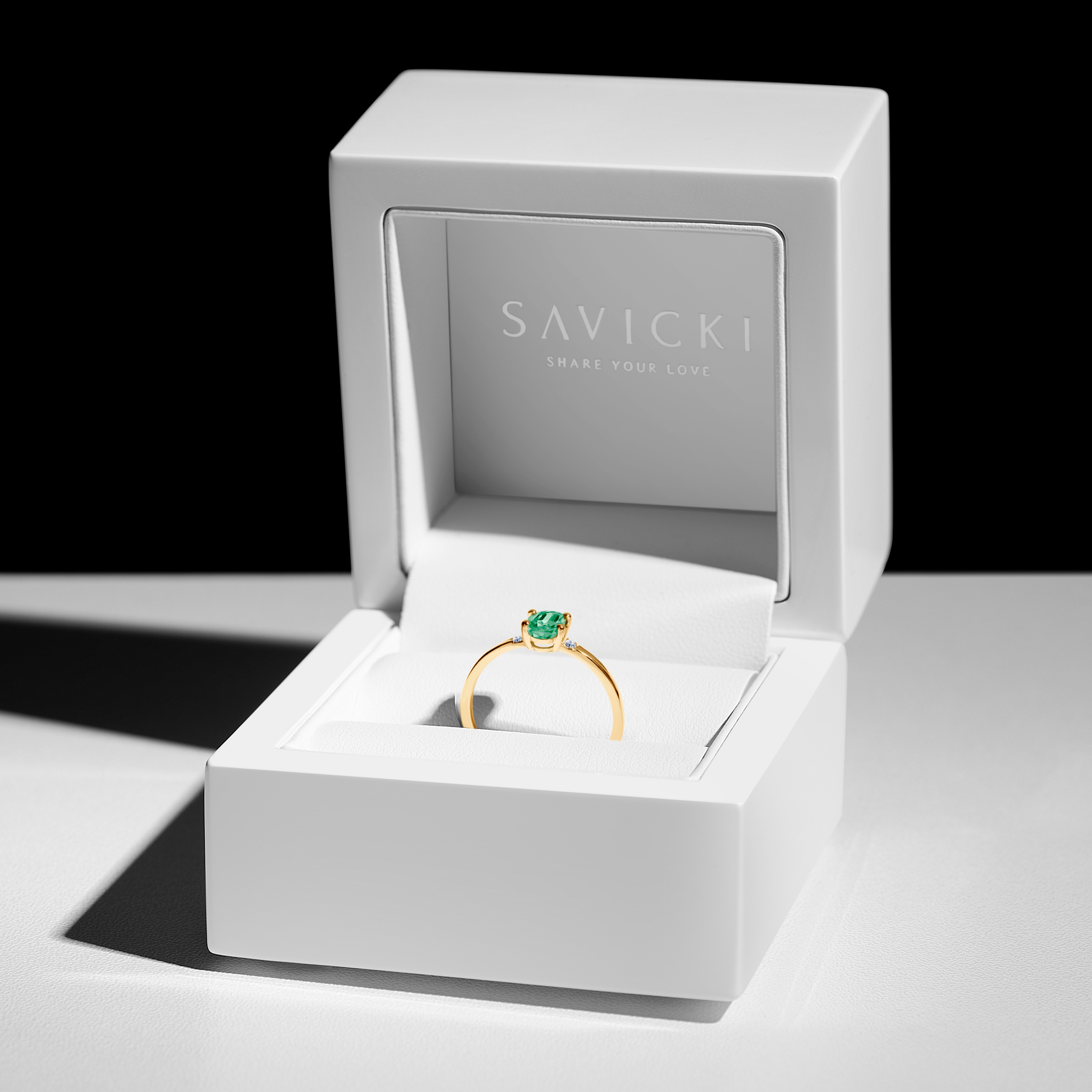 Pierścionek zaręczynowy SAVICKI: złoty, szmaragd, diamenty