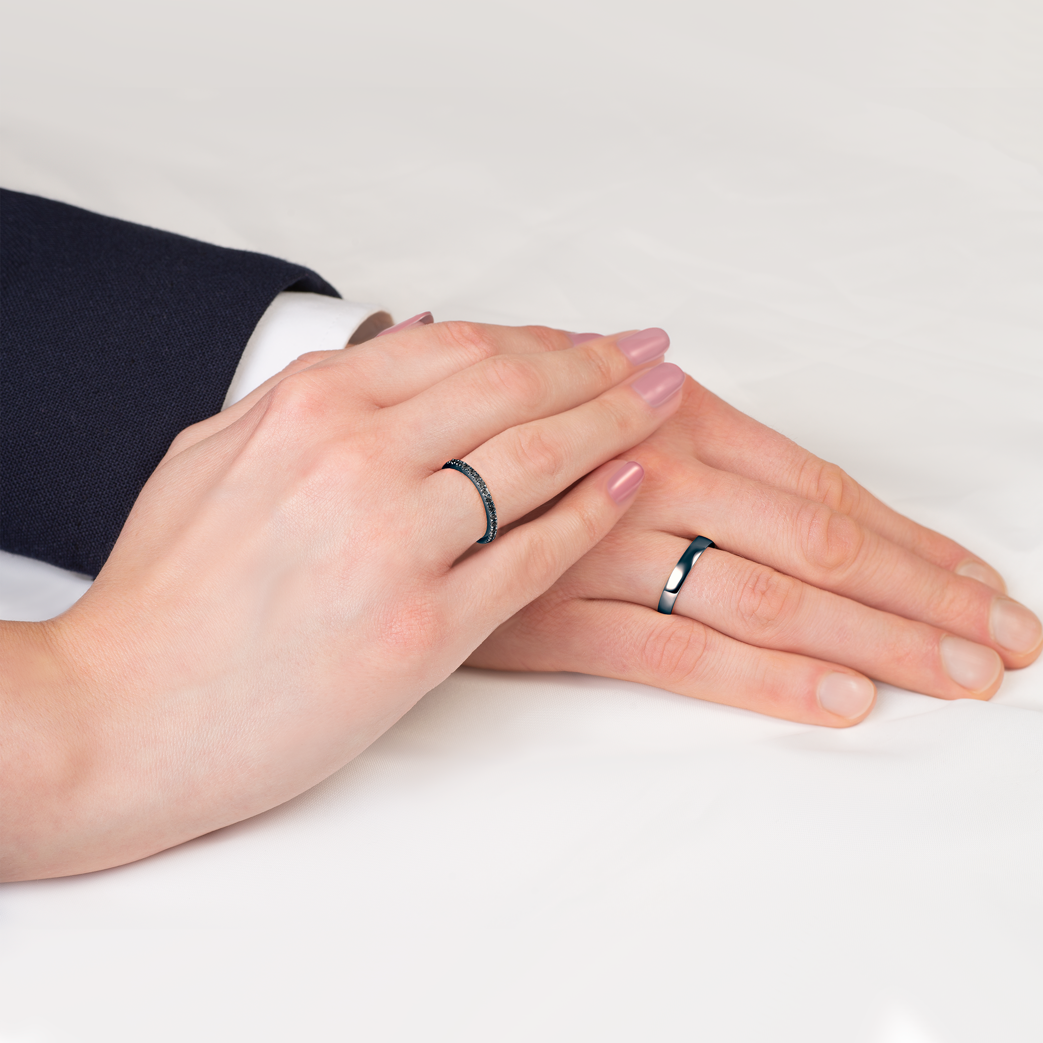 Obrączki ślubne The Light: czarne złoto, czarne diamenty, półokrągłe, 1,5 mm i 3,5 mm