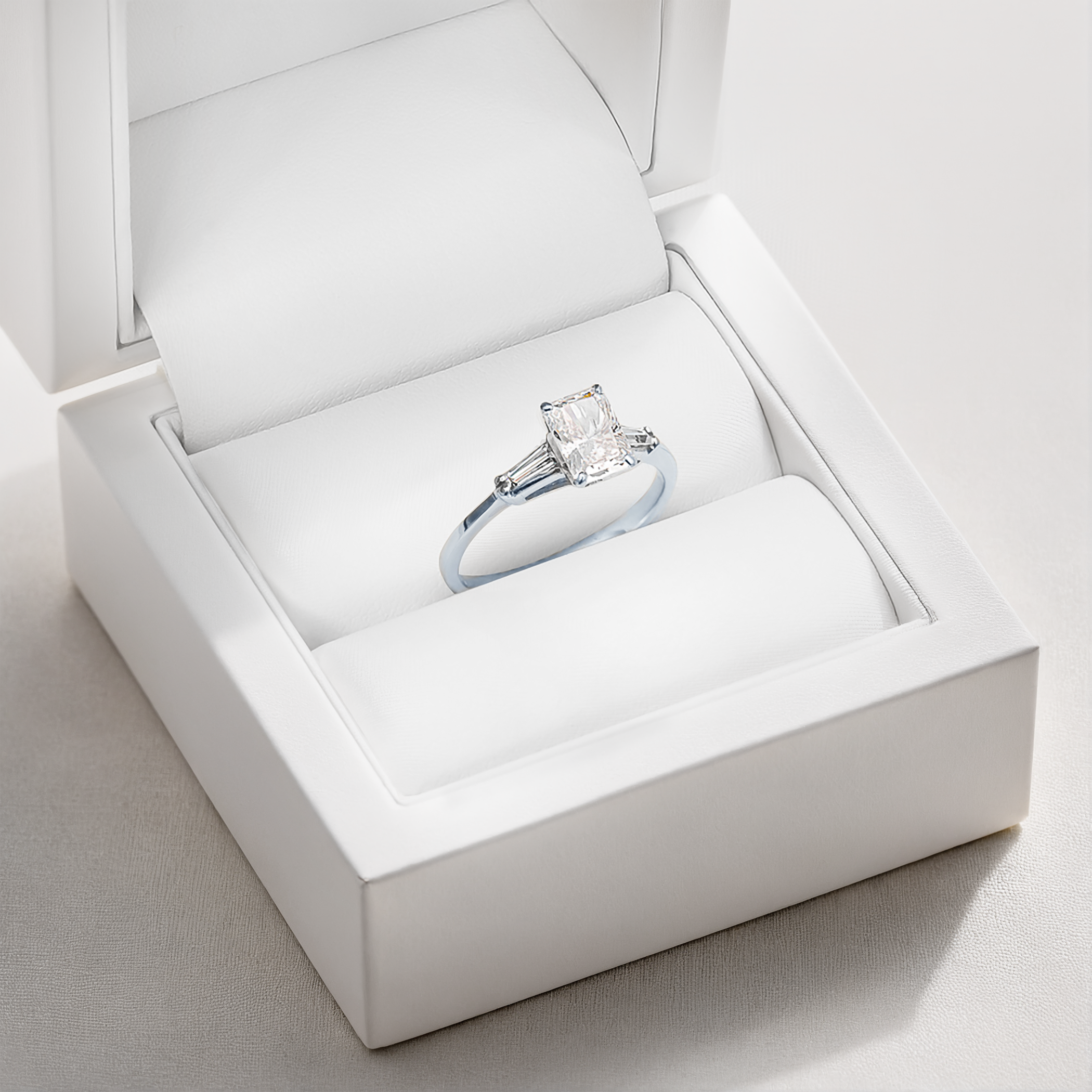 Pierścionek SAVICKI: białe złoto, diamenty